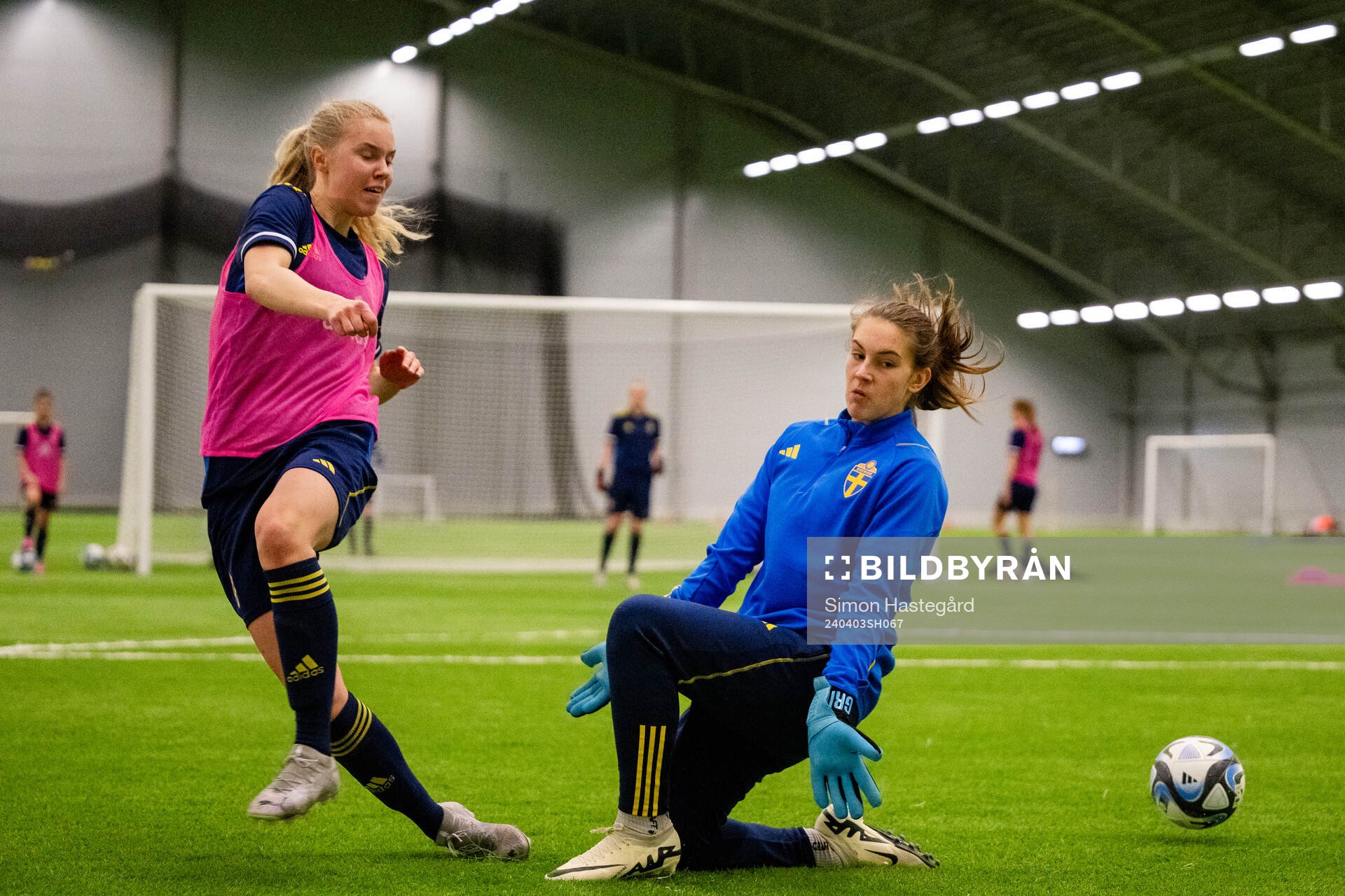 Stina Dahlman och målvakt Nellie Markovic under en träning med det svenska F18-landslaget i fotboll den 3 april 2024 i Stockholm. 