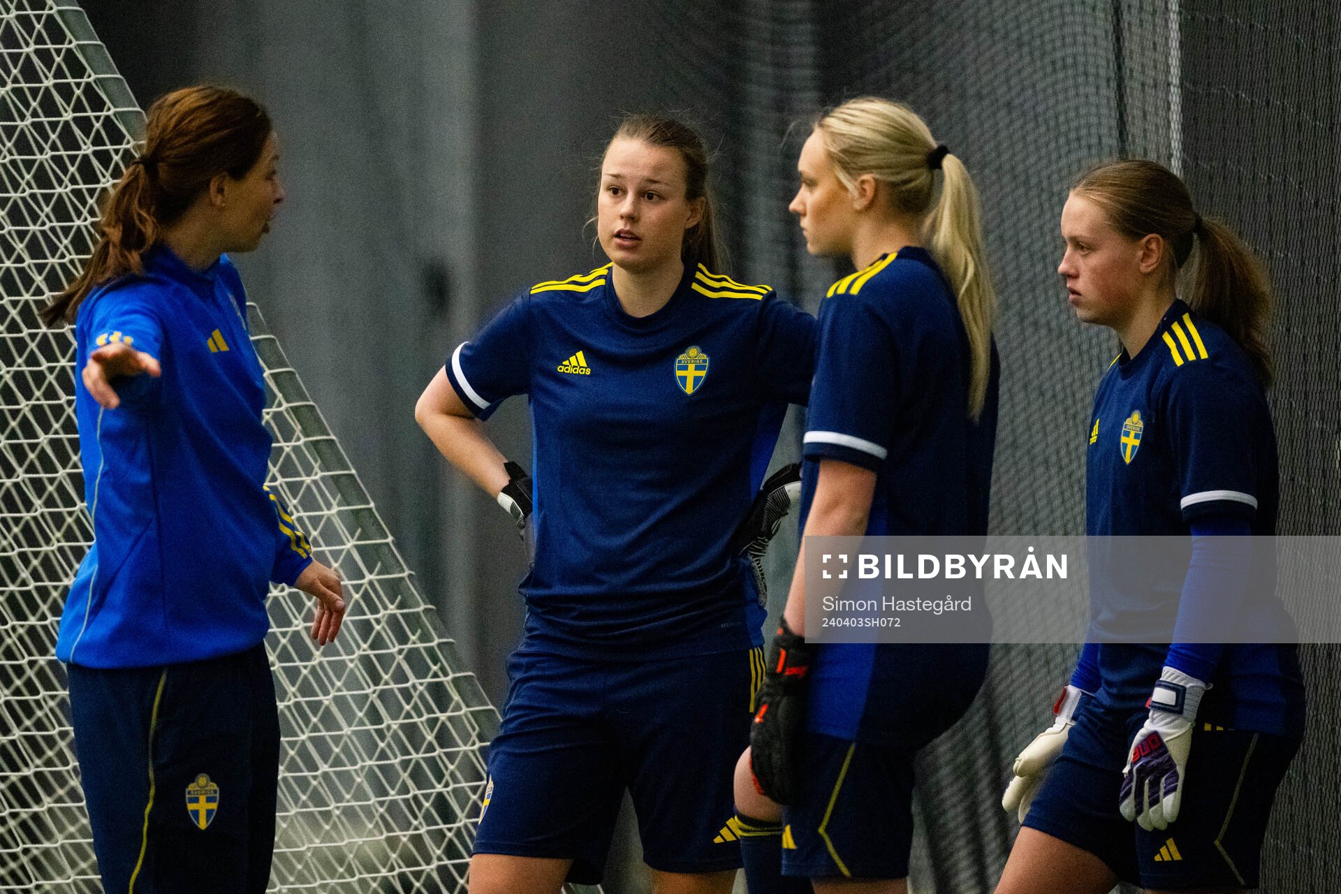 Målvakt Emmy Thyberg, Malva Mellblom och Agnes Vilén och under en träning med det svenska F18-landslaget i fotboll den 3 april 2024 i Stockholm. 