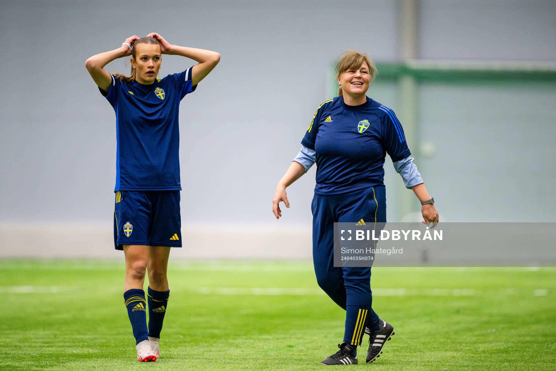  Bianca Hultbäck Nattland tränare Marie Svensson och under en träning med det svenska F18-landslaget i fotboll den 3 april 2024 i Stockholm. 