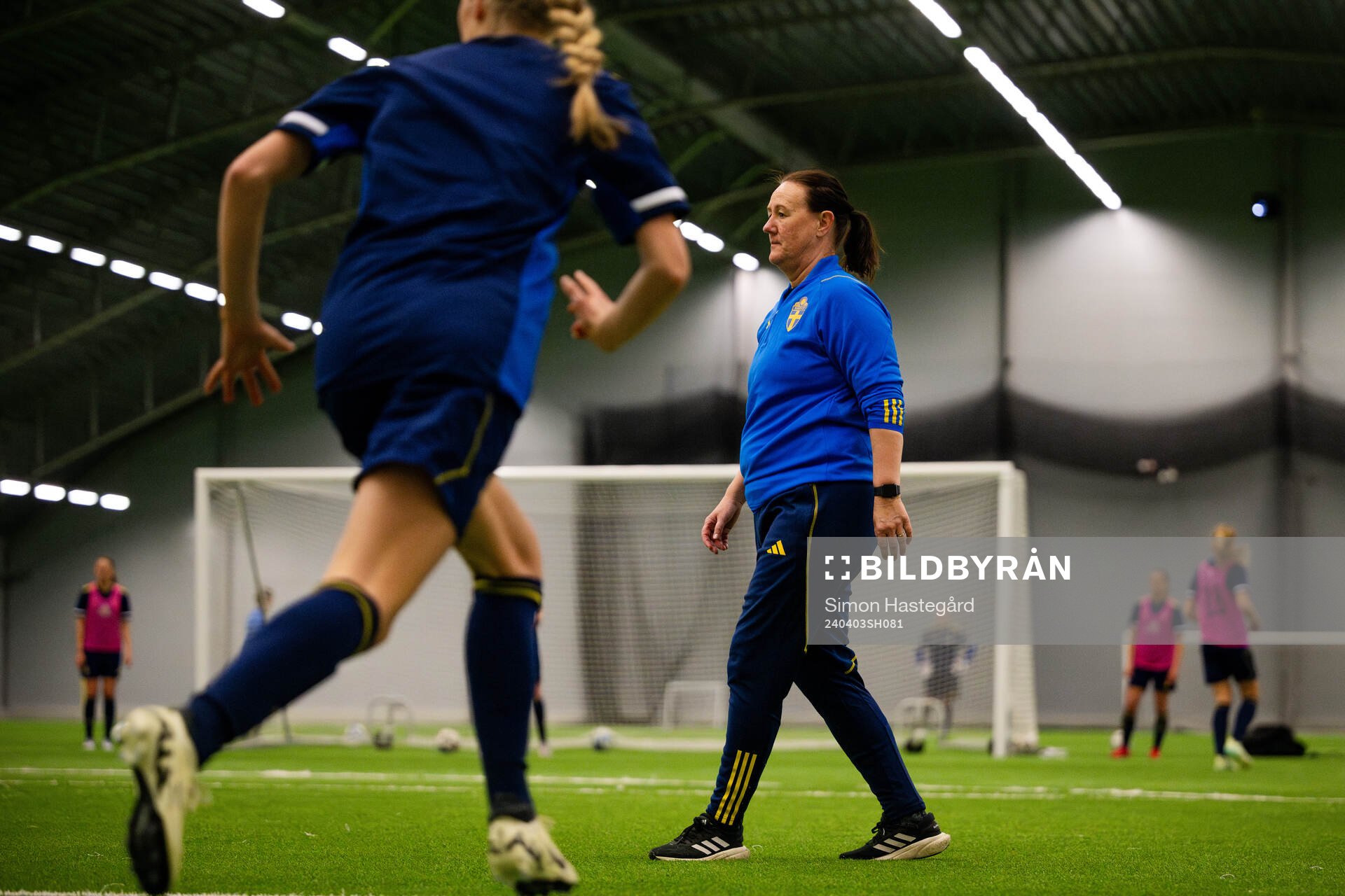 Annelie Norén, förbundskapten under en träning med det svenska F18-landslaget i fotboll den 3 april 2024 i Stockholm. 
