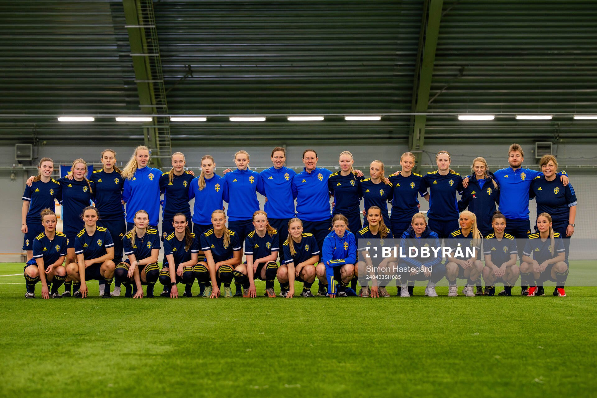 Spelare och ledare efter en träning med det svenska F18-landslaget i fotboll den 3 april 2024 i Stockholm. 
