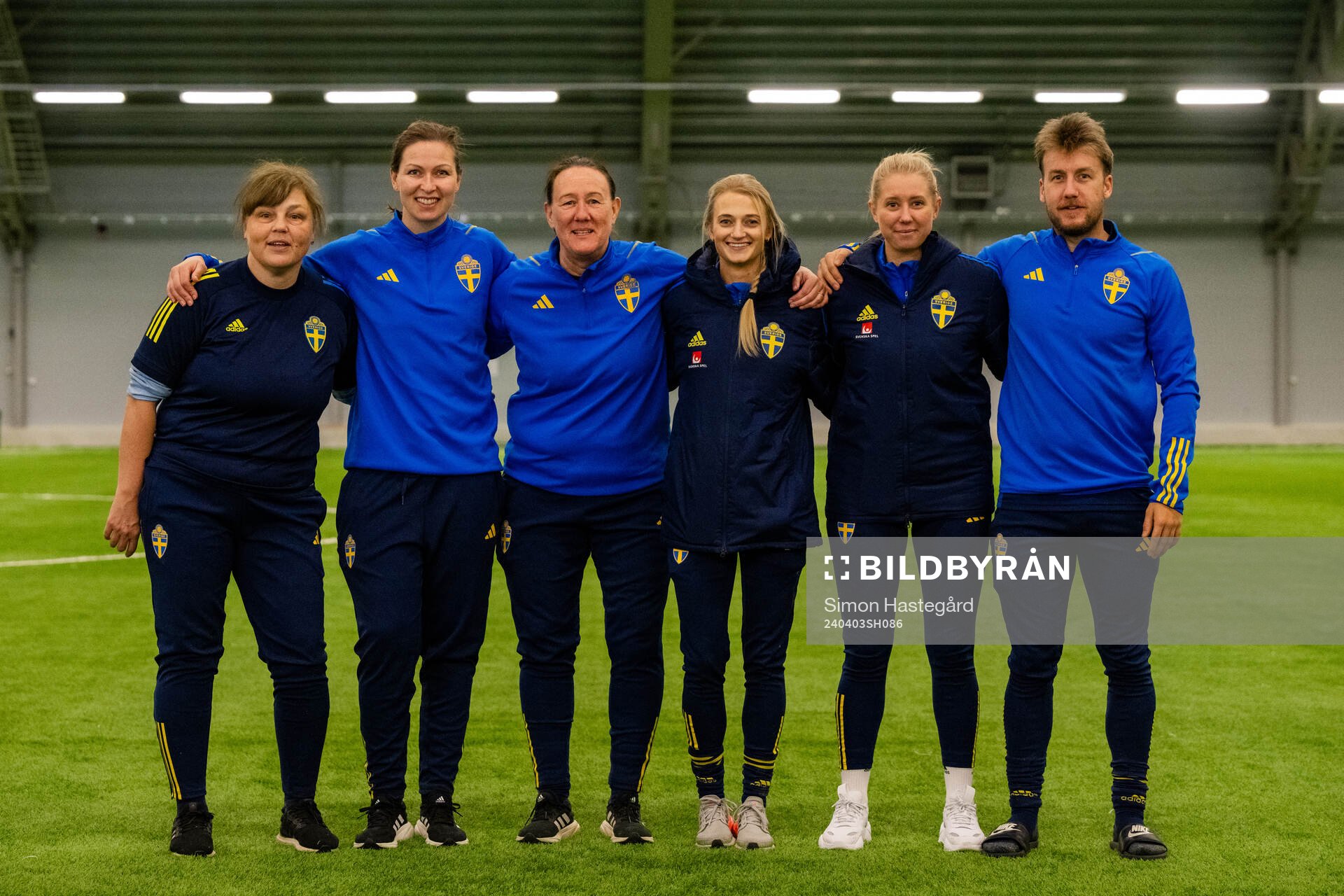 Marie Svensson, tränare, Gudbjörg Gunnarsdottir, målvaktstränare,Annelie Norén, förbundskapten, Lynn Nickerson, fysioterapeut, Mikaela Johansson, fysioterapeut och Lucas Skoog, fystränareefter en träning med det svenska F18-landslaget i fotboll den 3 april 2024 i Stockholm.