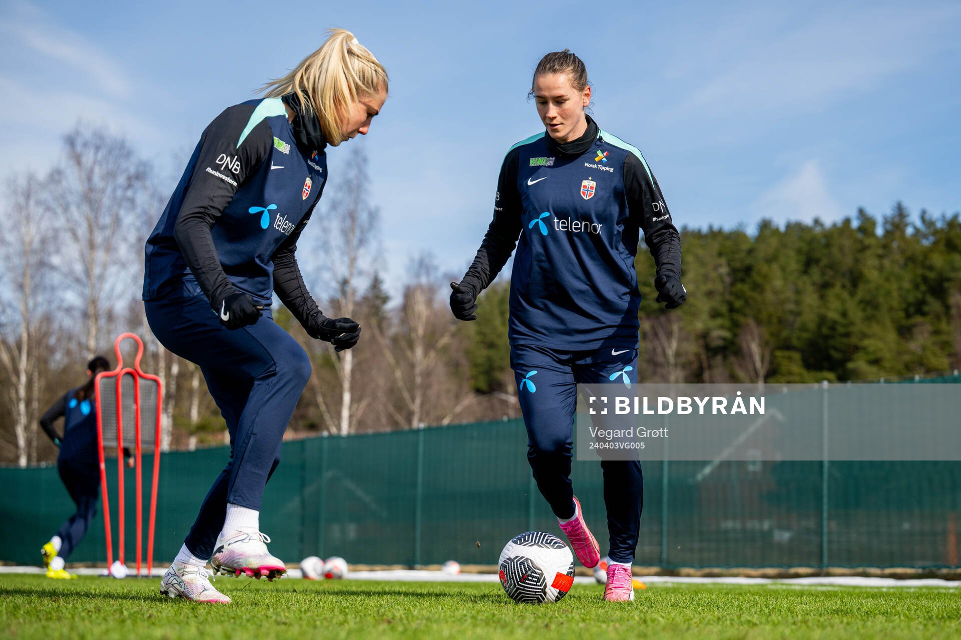 Sophie Román Haug and Elisabeth Terland of the Norwegian