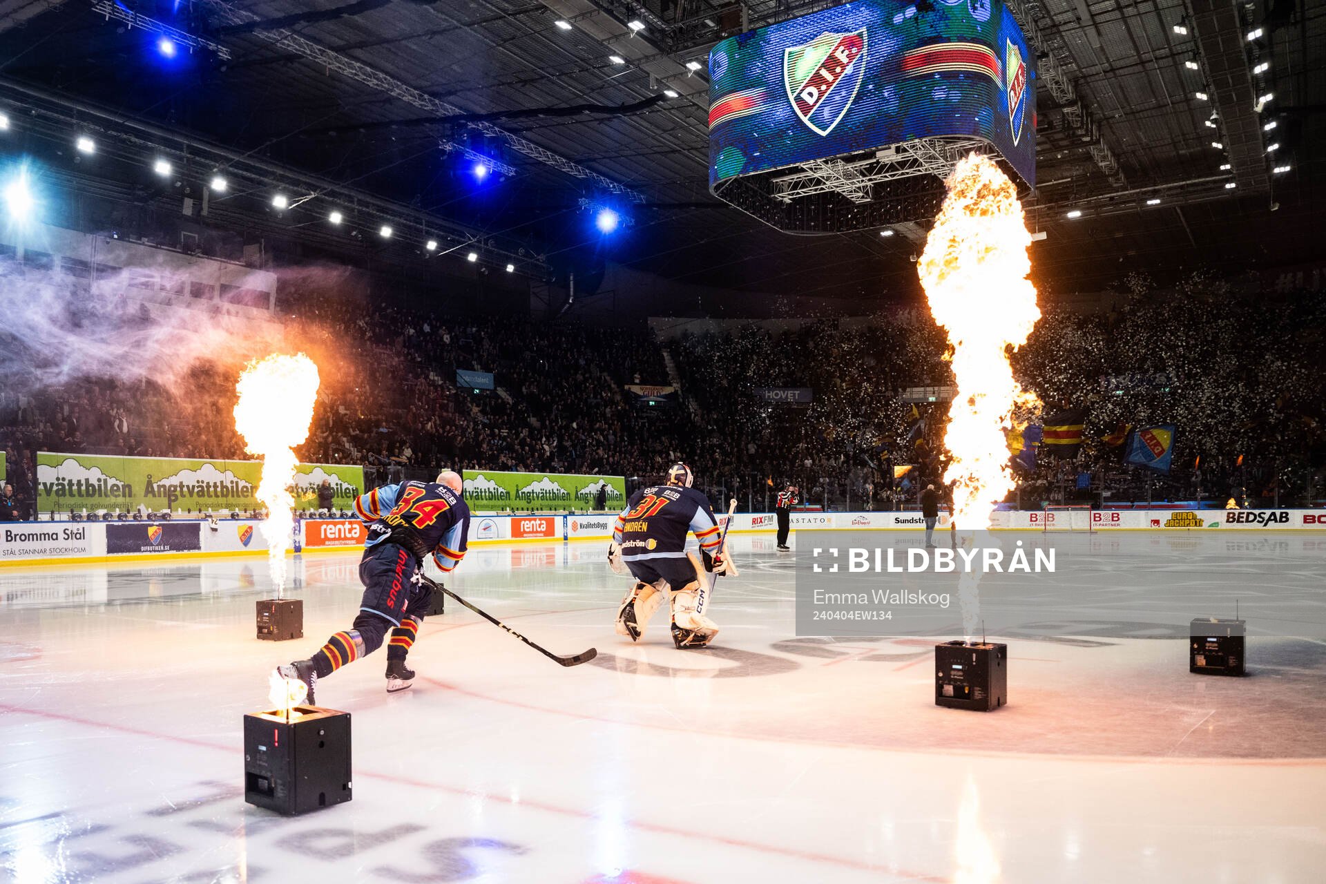 Djurgårdens Daniel Brodin och målvakt Viktor Andrén gör