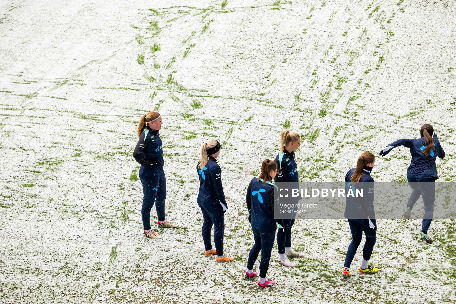 Signe Gaupset and players of the Norwegian women's national