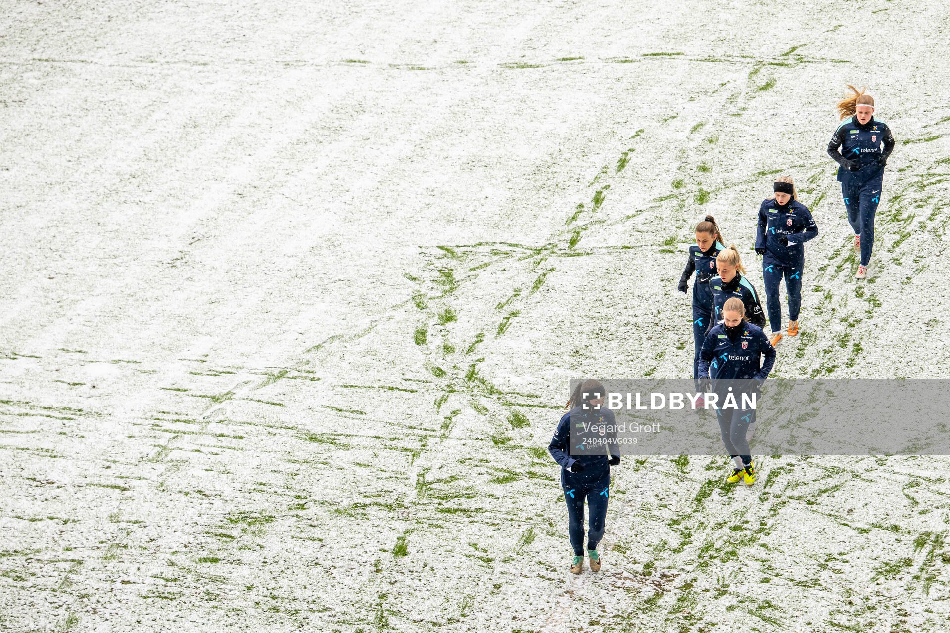 Tuva Hansen, Signe Gaupset and players of the Norwegian
