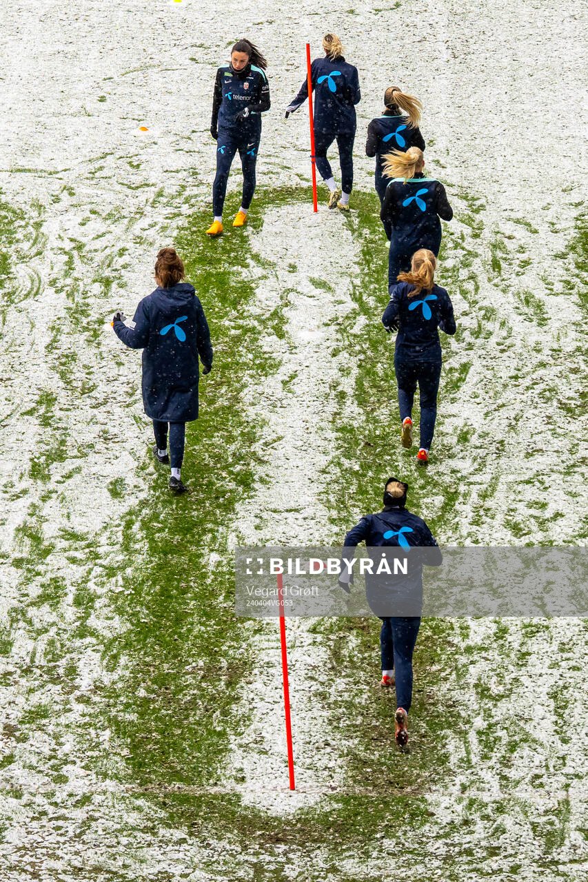Ingrid Syrstad Engen and players of the Norwegian women's national football team during a training session on April 4, 2024 in Oslo.