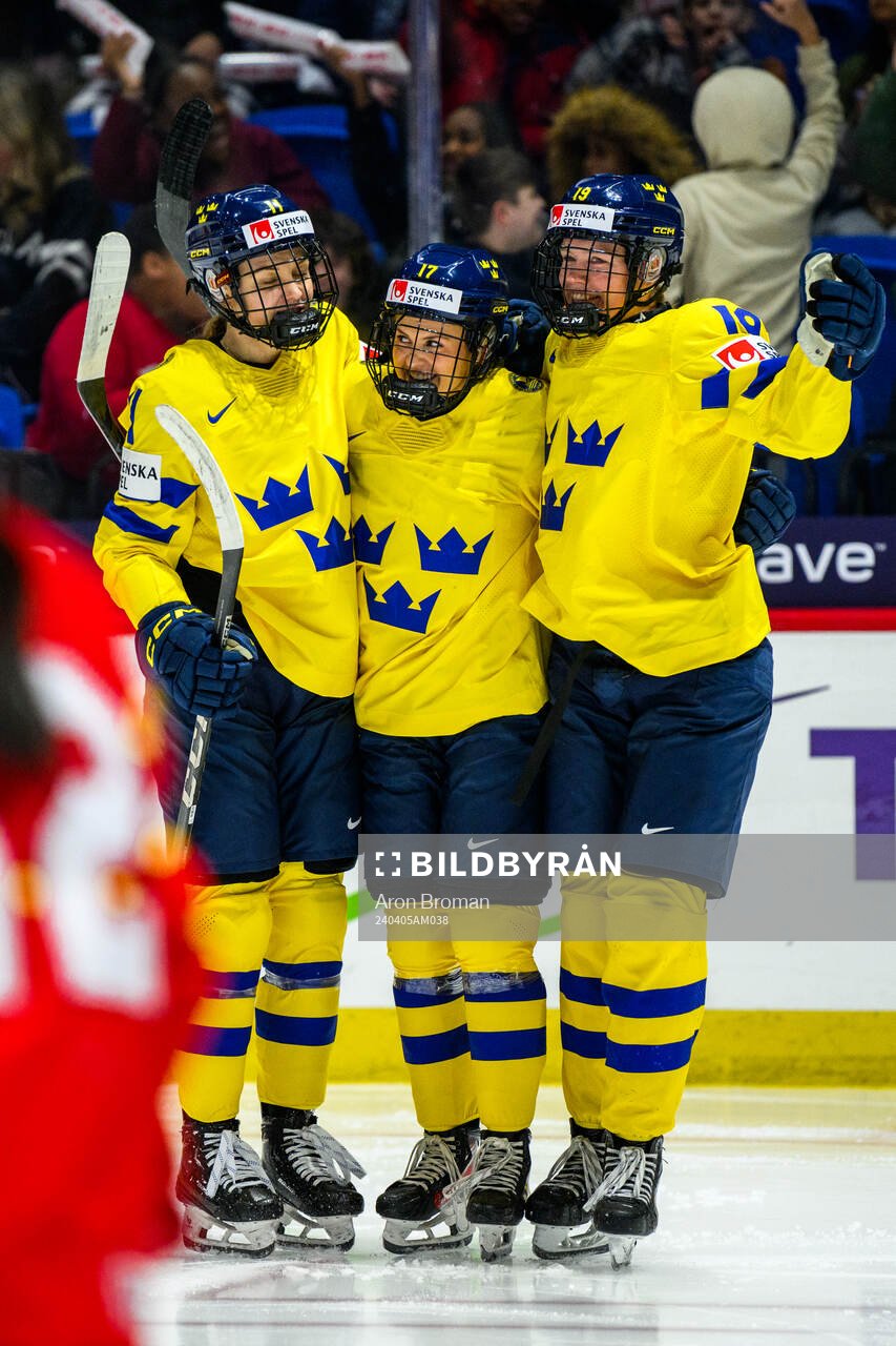 Sofie Lundin of Sweden celebrates with teammates