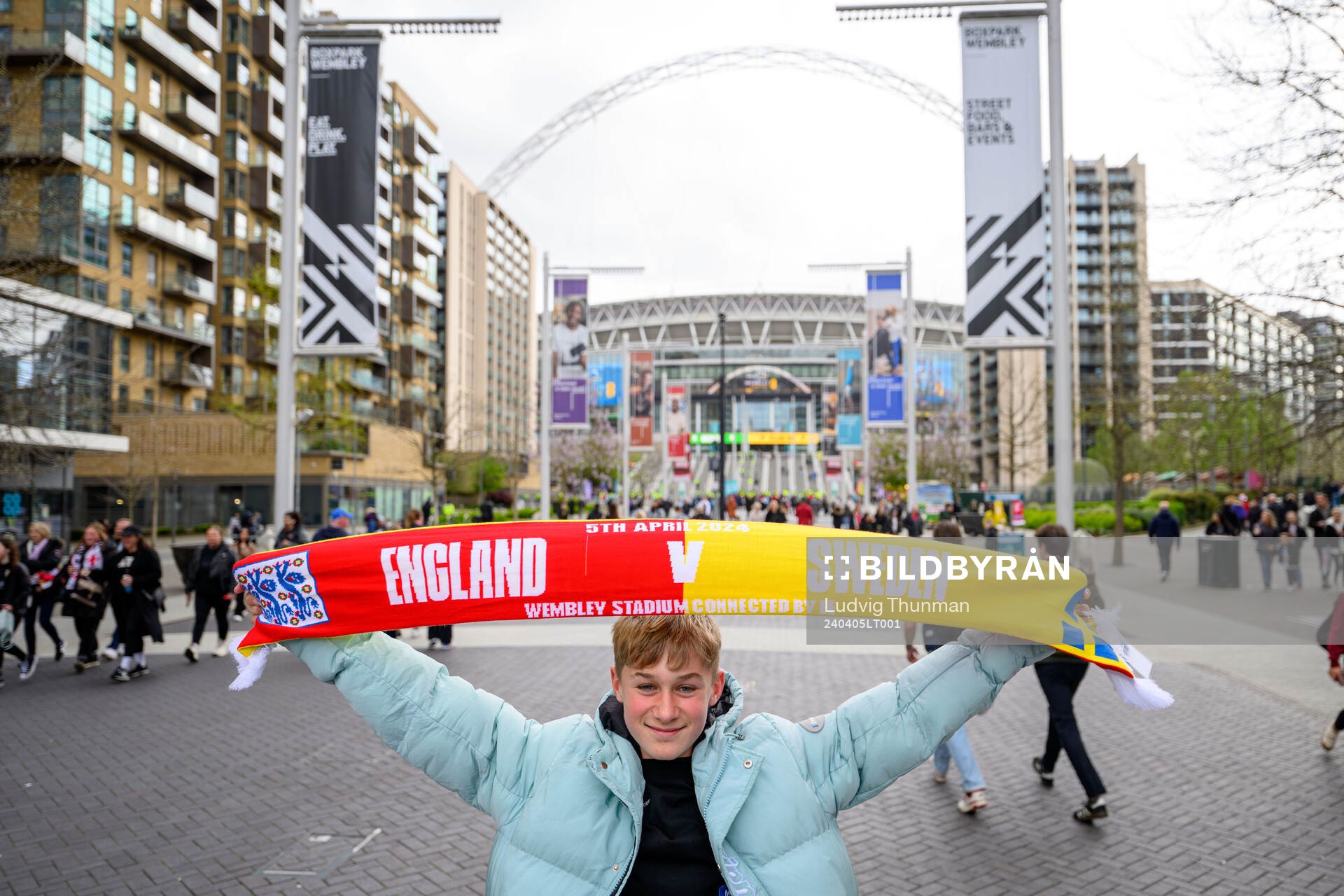 A fan with a scarf