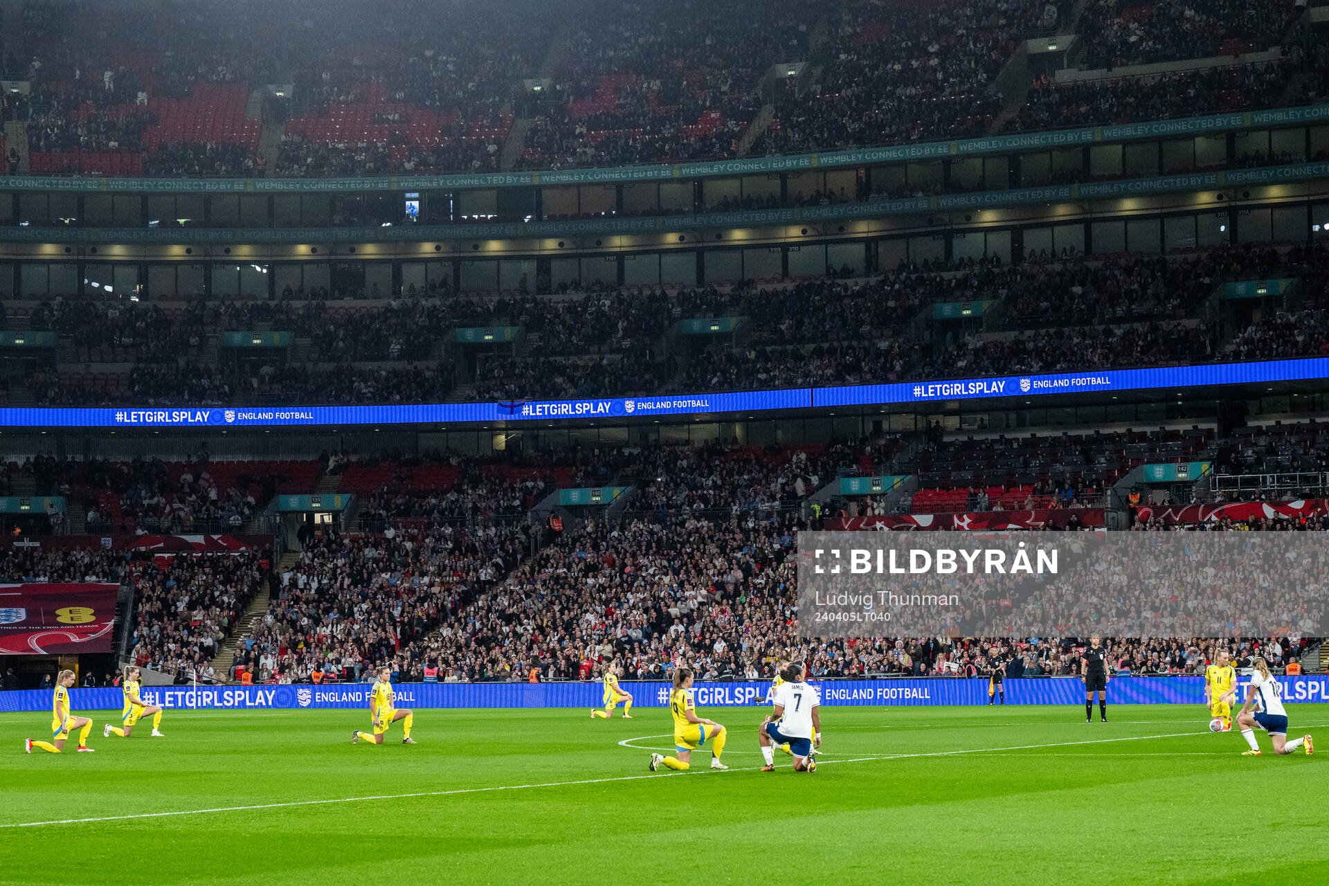 Players of of Sweden and of England takes a knee