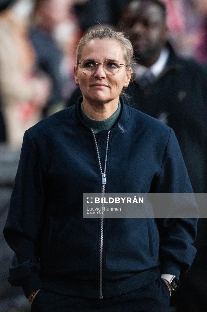 Head coach Sarina Wiegman of England