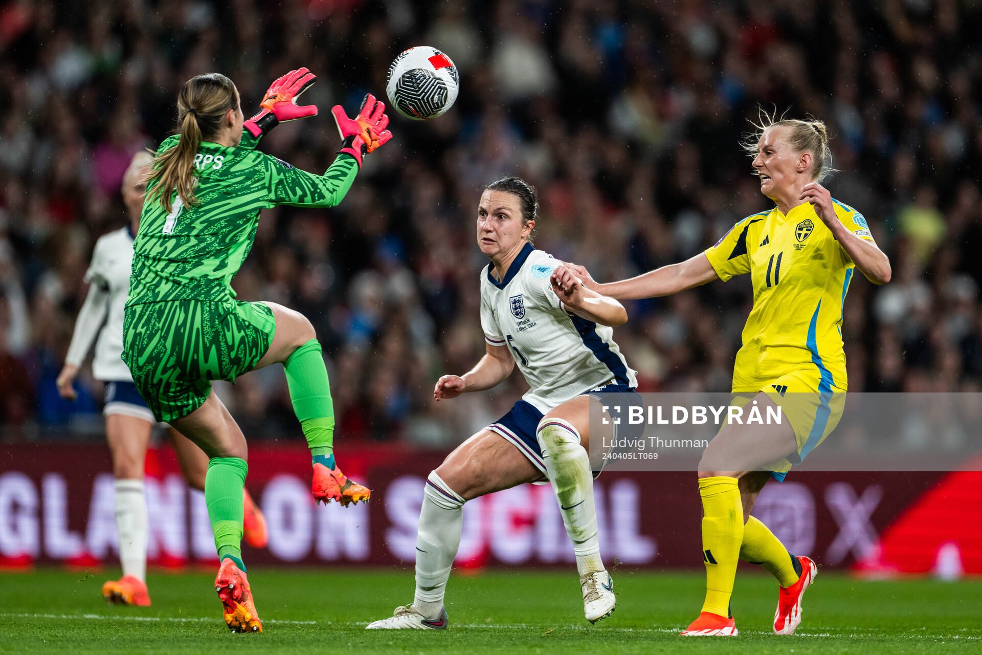 goalkeeper Mary Earps and Lotte Wubben-Moy of England