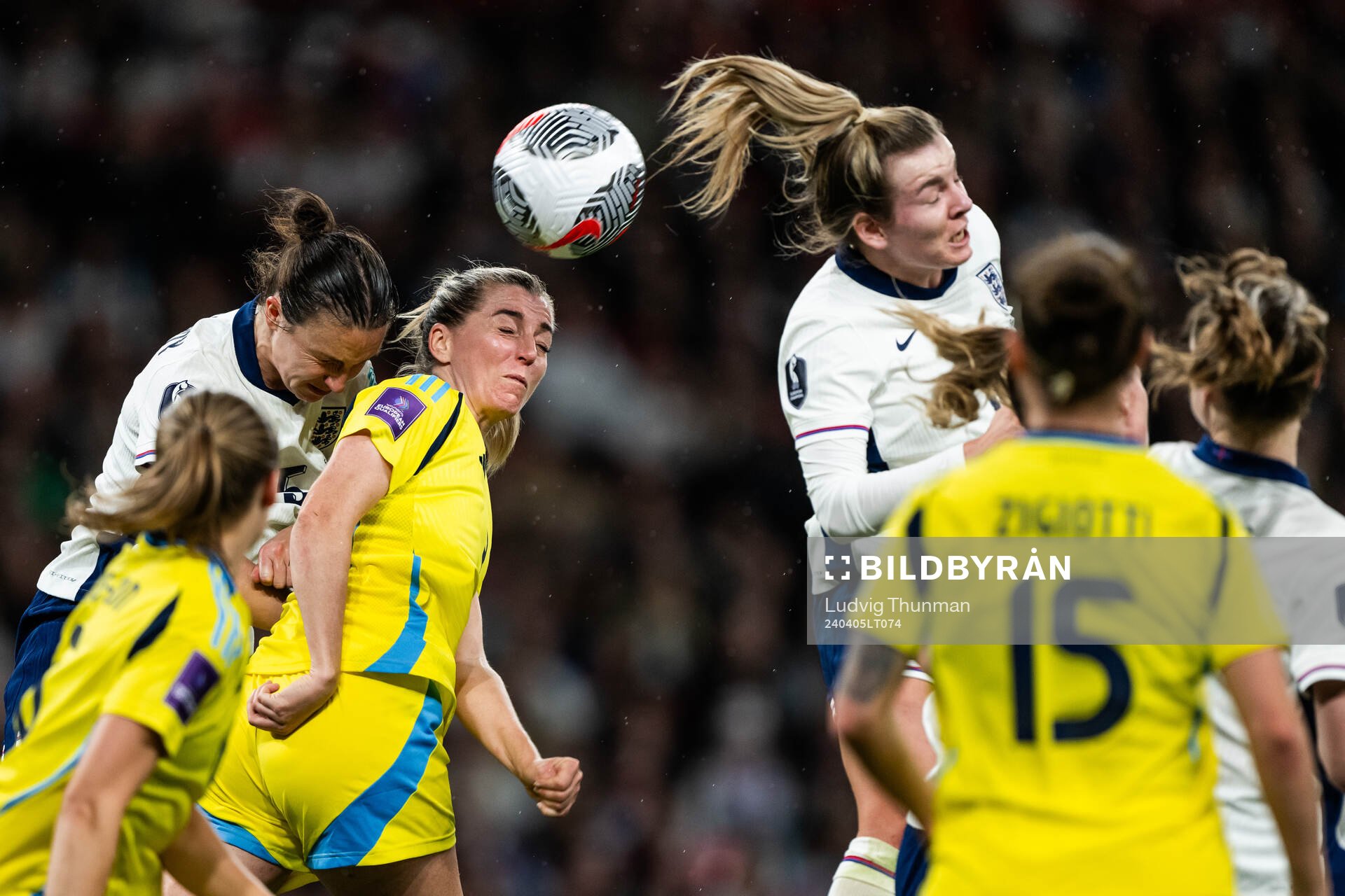Linda Sembrant of Sweden and Lotte Wubben-Moy of England during the UEFA Women's Euro Qualifier football match between England and Sweden on April 5, 2024 in London.