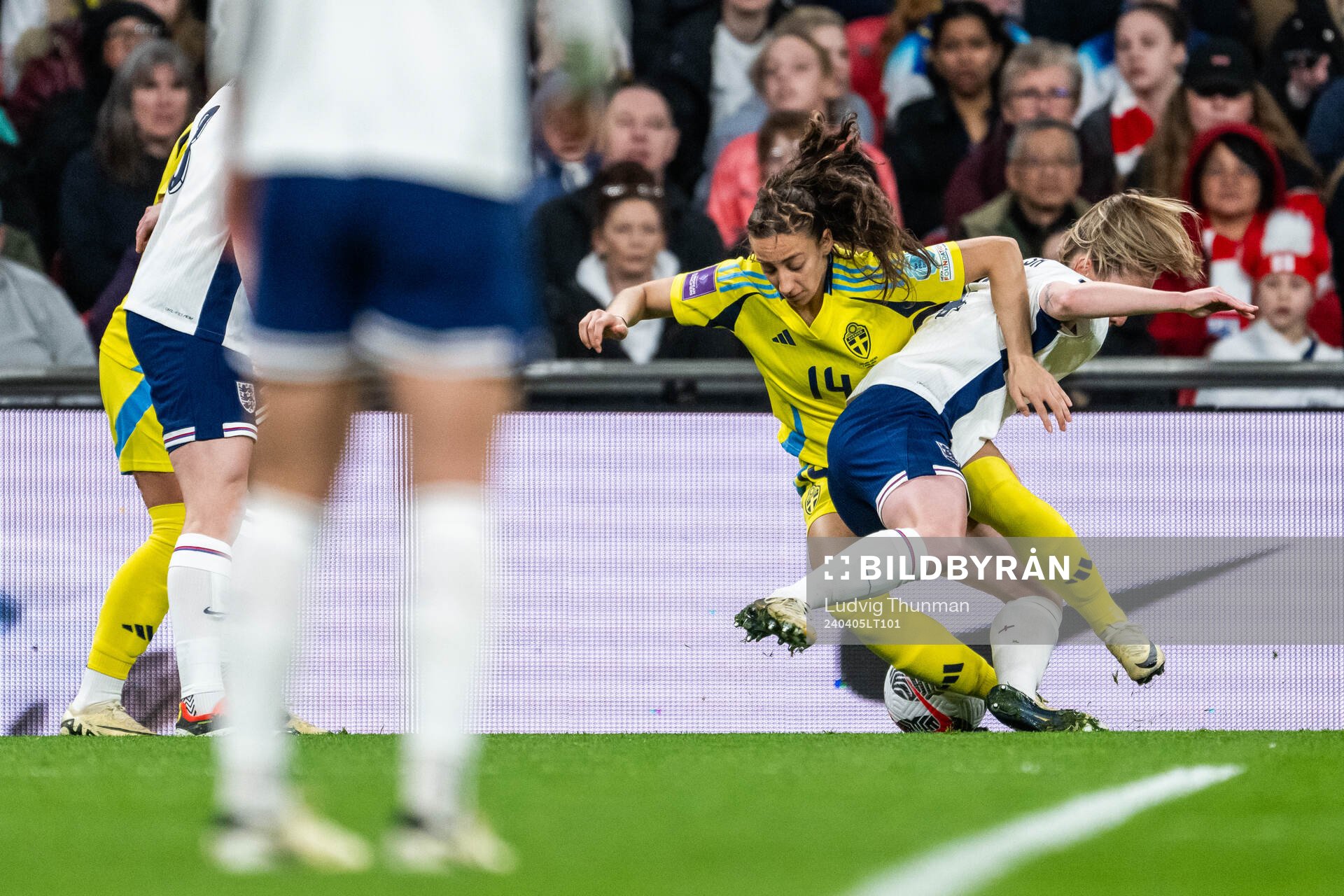 Rusul Rosa Kafaji of Sweden and Keira Walsh of England