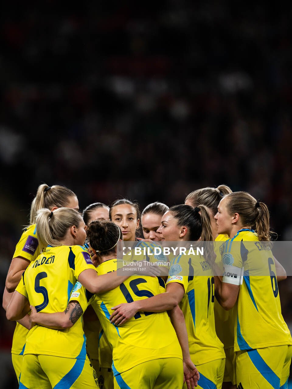 Rusul Rosa Kafaji (middle) celebrates with team mates