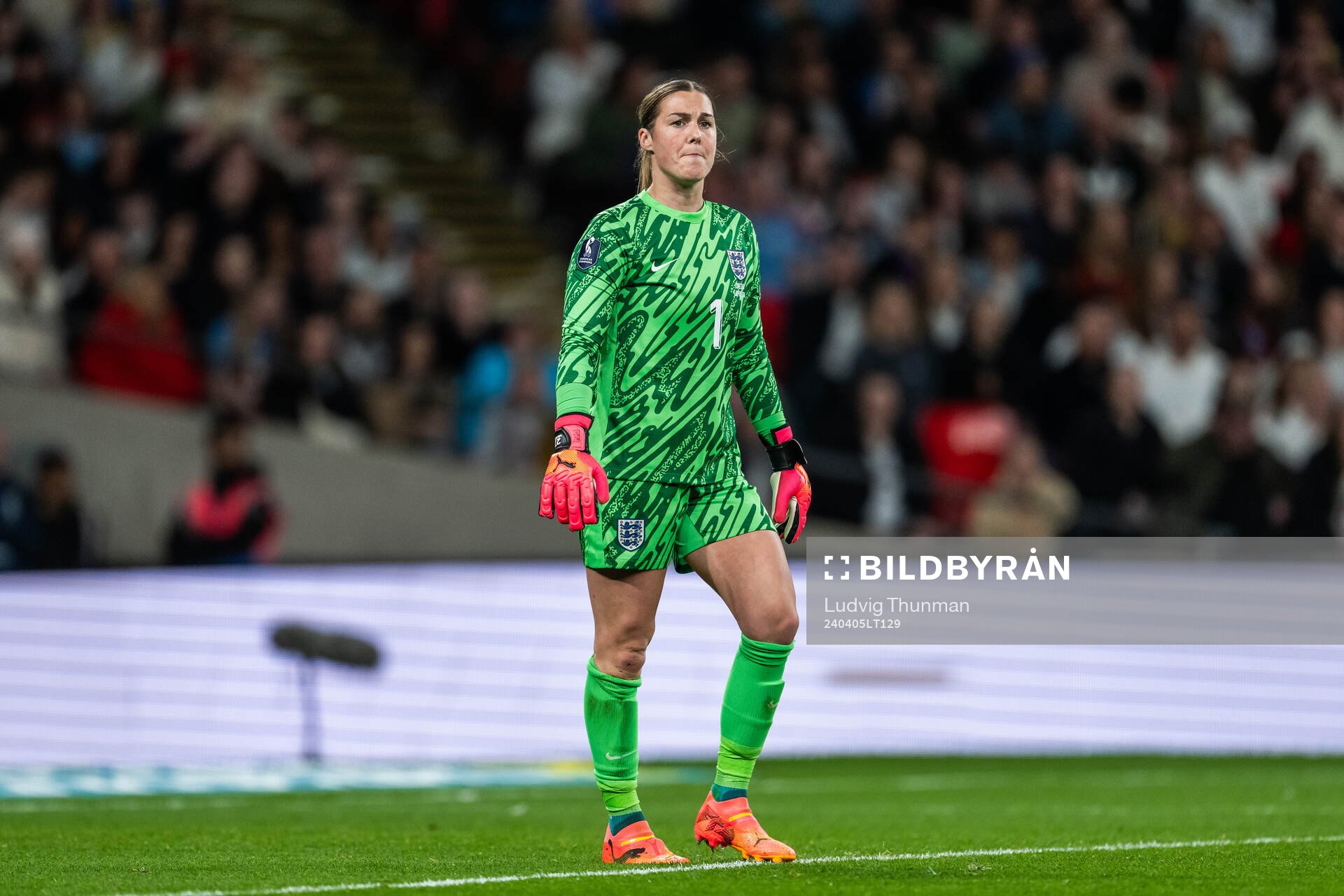 Goalkeeper Mary Earps of England
