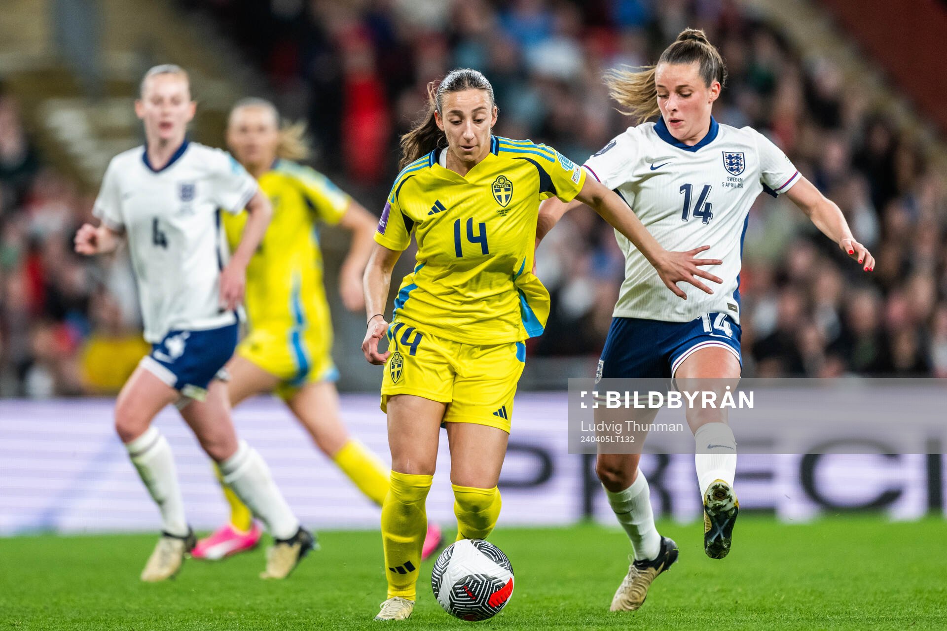 Rusul Rosa Kafaji of Sweden and Ella Toone of England