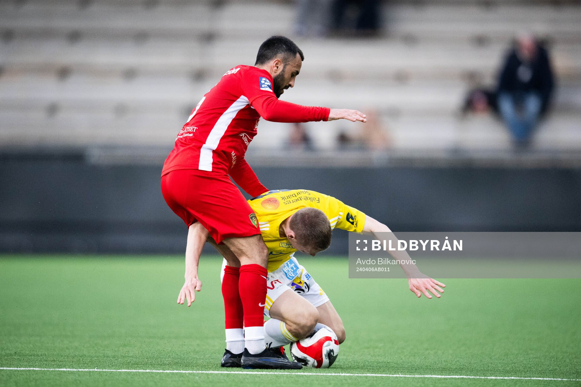 Ariana FCs Brwa Hekmat Nouri och Falkenbergs FFs Melker Nilsson under fotbollsmatchen i Division 1 Södra mellan Ariana FC och Falkenbergs FF den 6 april 2024 i Malmö.