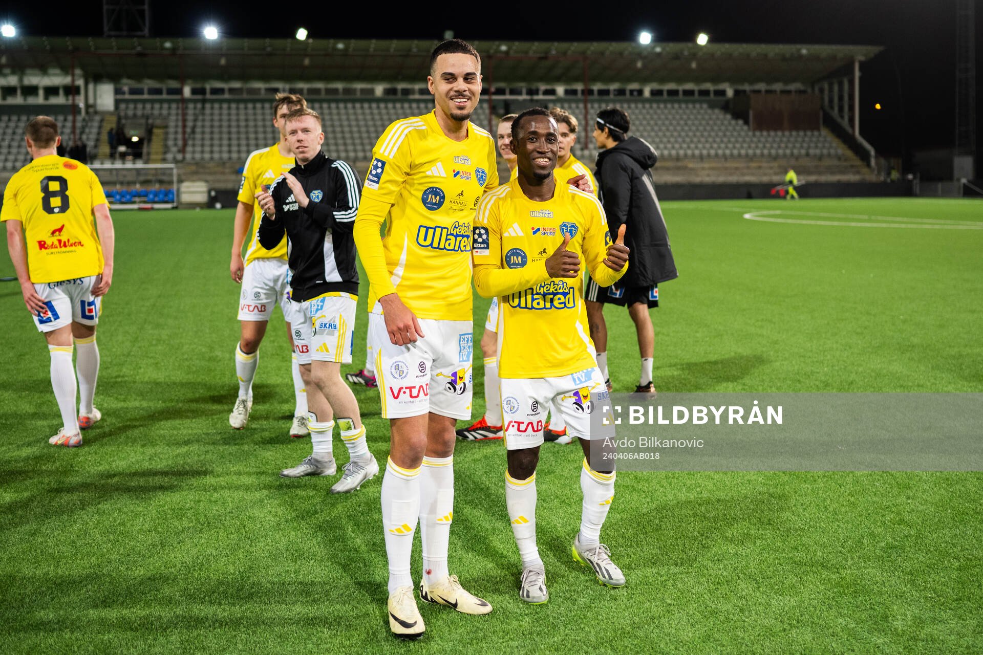 Falkenbergs FFs Wanbe Godwin Aguda och Isaac Shears jublar