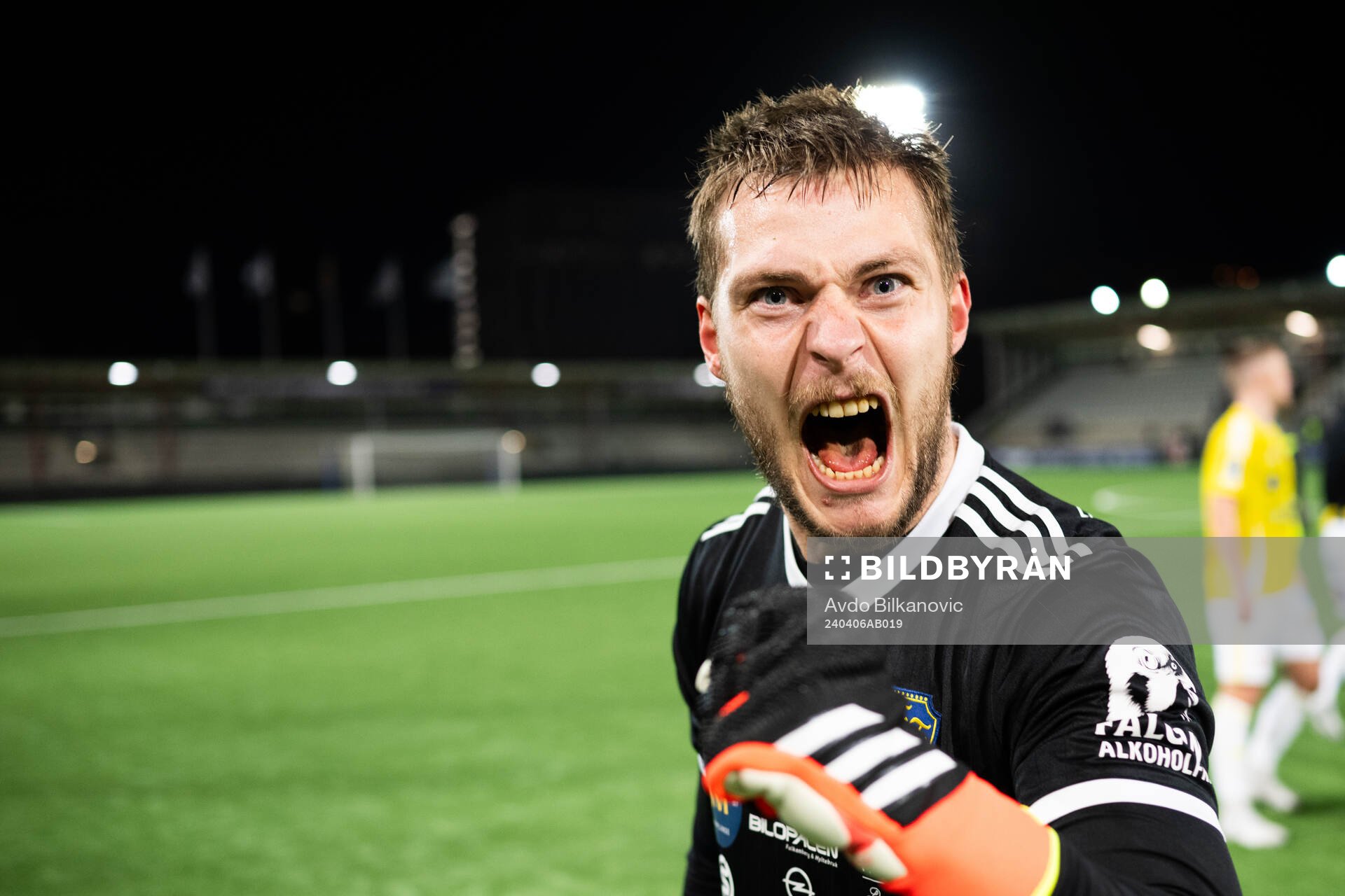 Falkenbergs målvakt Anton Andersson jublar