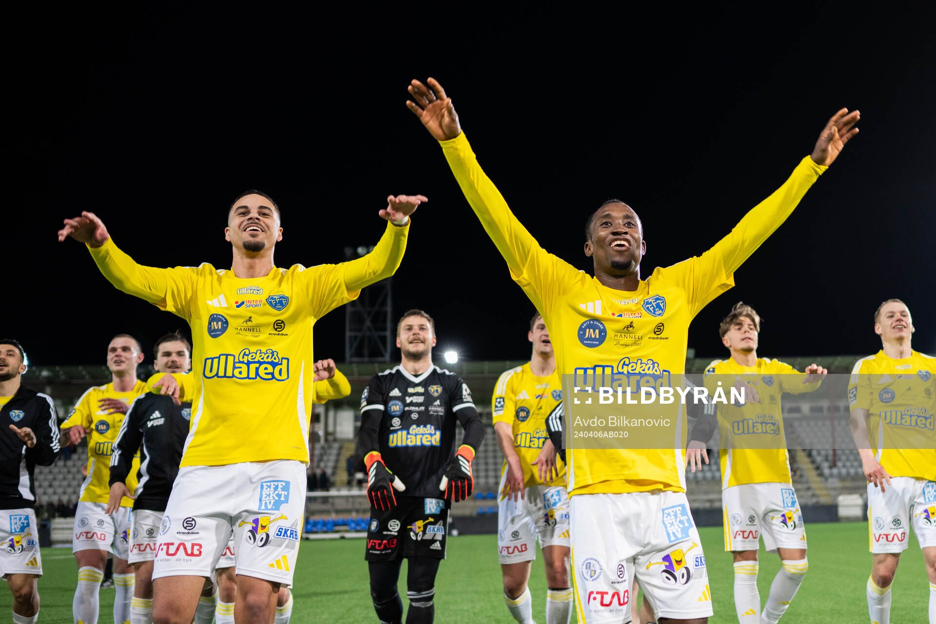 Falkenbergs FFs Wanbe Godwin Aguda och Isaac Shears jublar