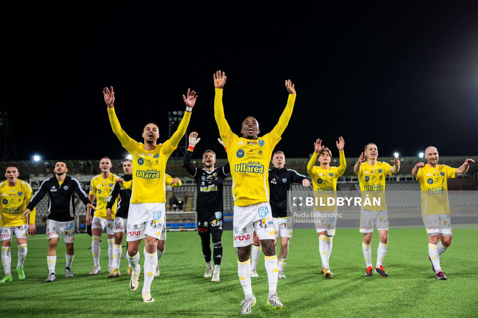 Falkenbergs FFs Wanbe Godwin Aguda och Isaac Shears jublar