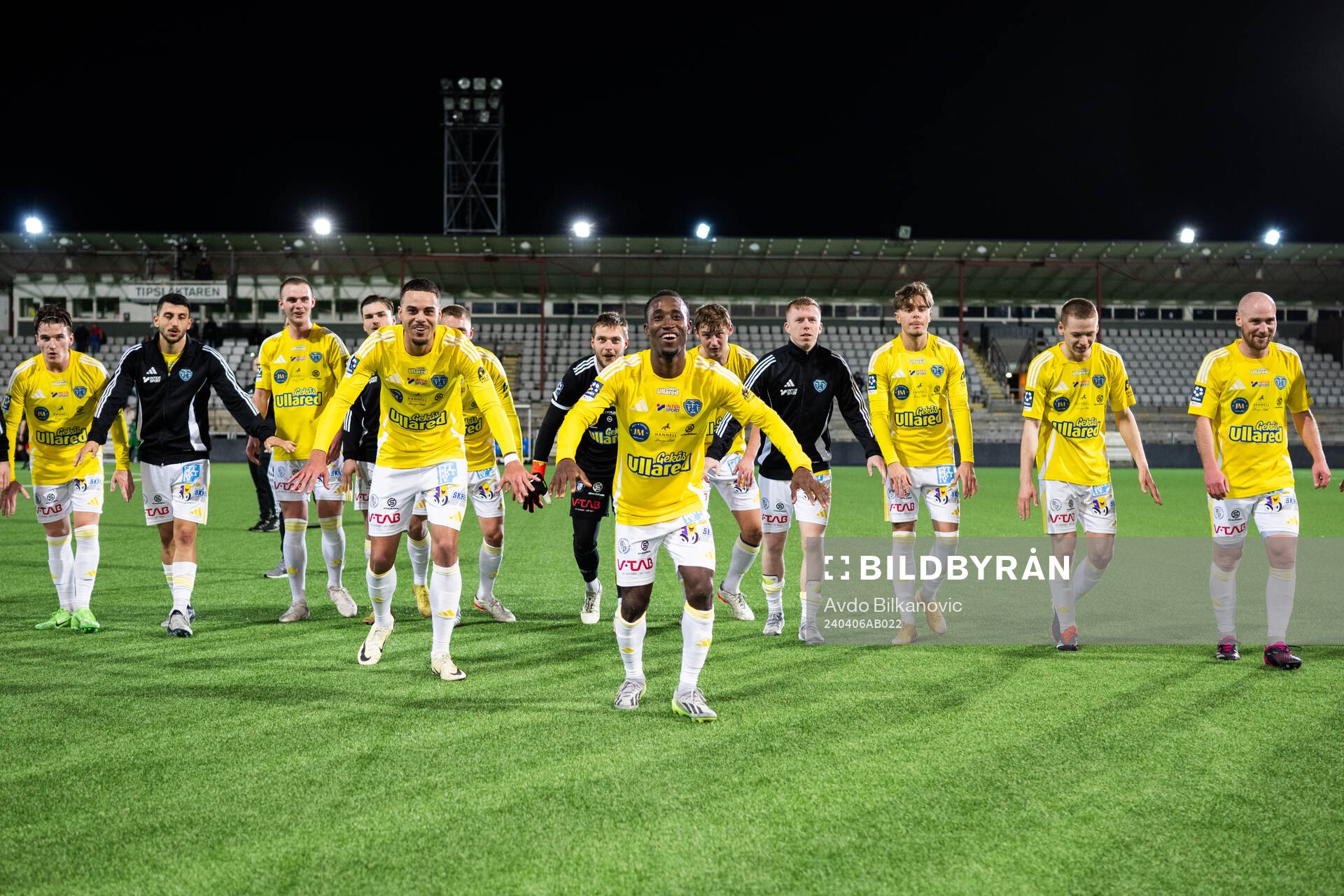 Falkenbergs FFs Wanbe Godwin Aguda och Isaac Shears jublar