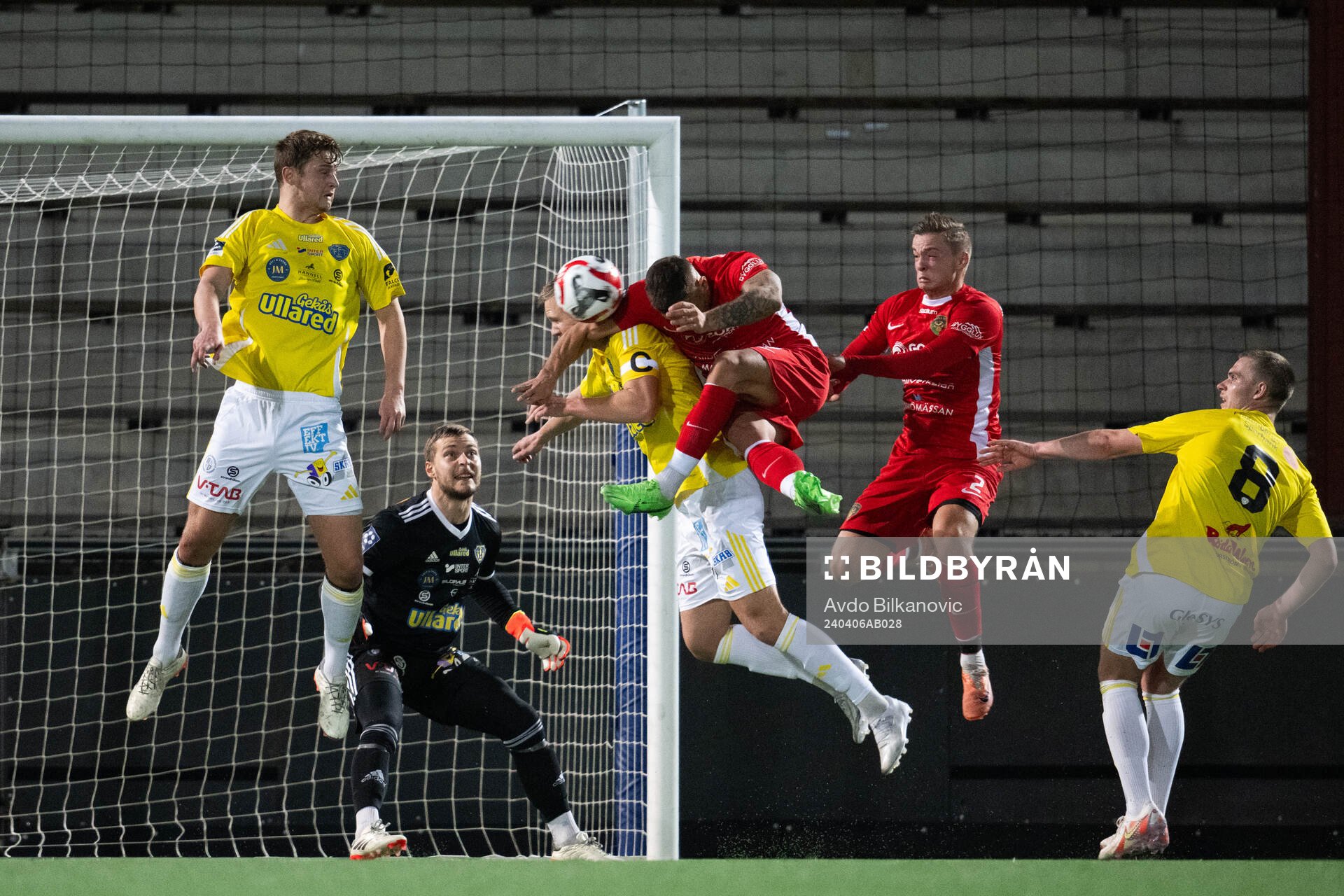 Falkenbergs målvakt Anton Andersson under fotbollsmatchen i Division 1 Södra mellan Ariana FC och Falkenbergs FF den 6 april 2024 i Malmö.