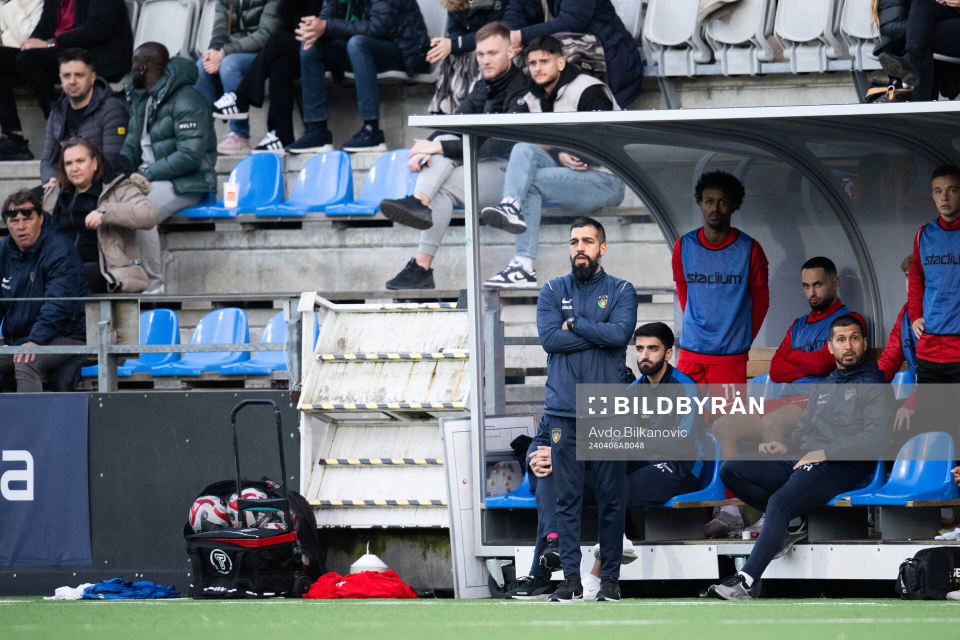 Ariana FCs tränare Firat Sahan under fotbollsmatchen i Division 1 Södra mellan Ariana FC och Falkenbergs FF den 6 april 2024 i Malmö.