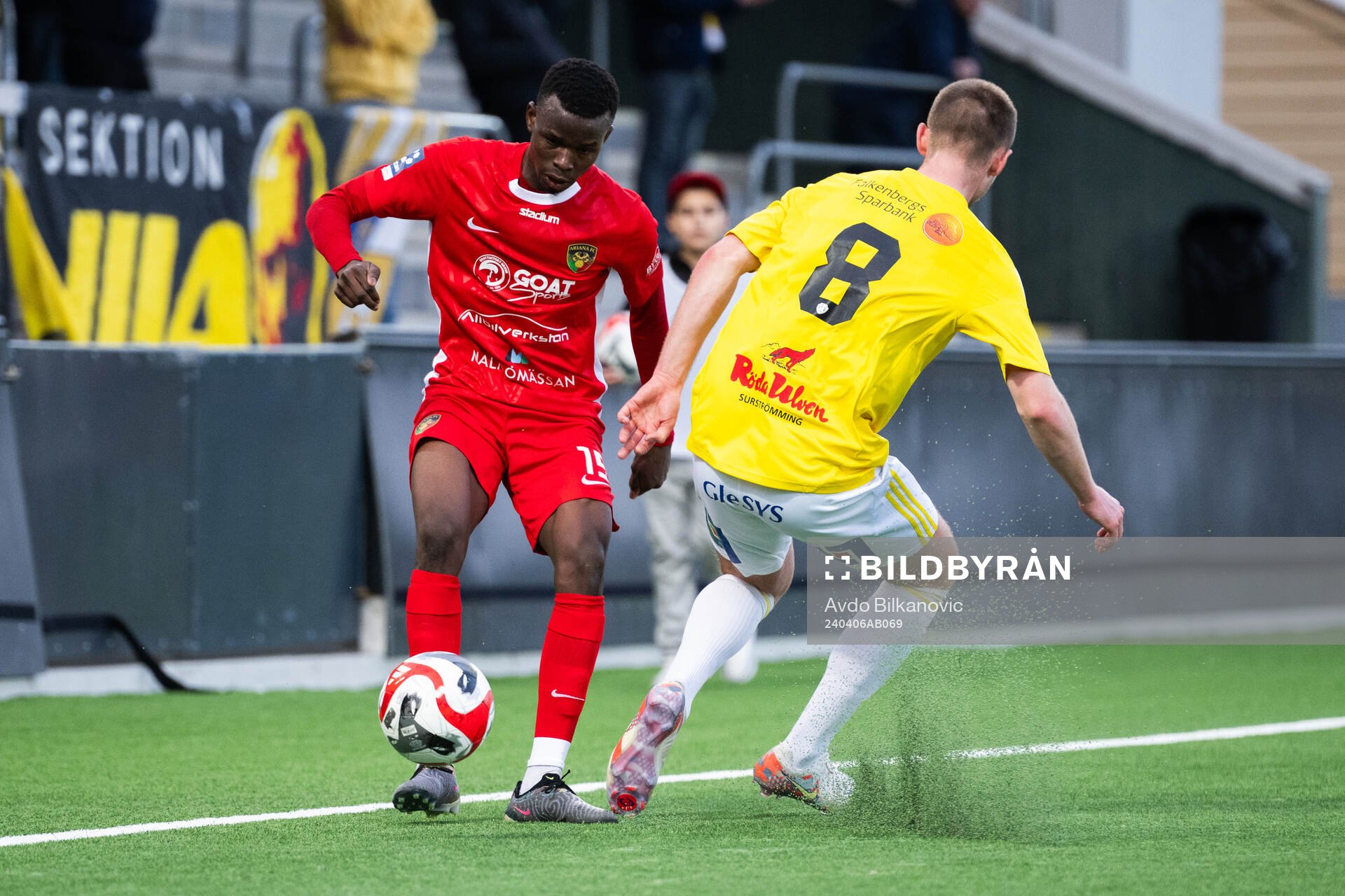 Ariana FCs Usman Mohammed Ibrahim och Falkenbergs FFs Nils Bertilsson under fotbollsmatchen i Division 1 Södra mellan Ariana FC och Falkenbergs FF den 6 april 2024 i Malmö.