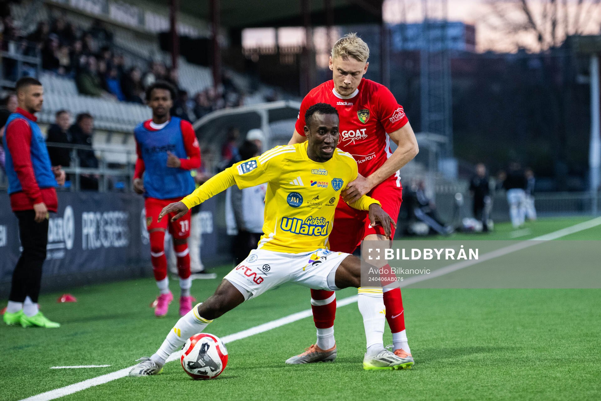 Ariana FCs Johan Brannefalk och Falkenbergs FFs Wanbe Godwin Aguda under fotbollsmatchen i Division 1 Södra mellan Ariana FC och Falkenbergs FF den 6 april 2024 i Malmö.