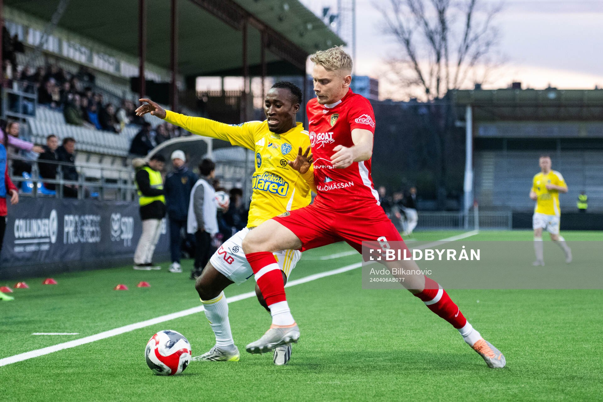 Ariana FCs Johan Brannefalk och Falkenbergs FFs Wanbe Godwin Aguda under fotbollsmatchen i Division 1 Södra mellan Ariana FC och Falkenbergs FF den 6 april 2024 i Malmö.