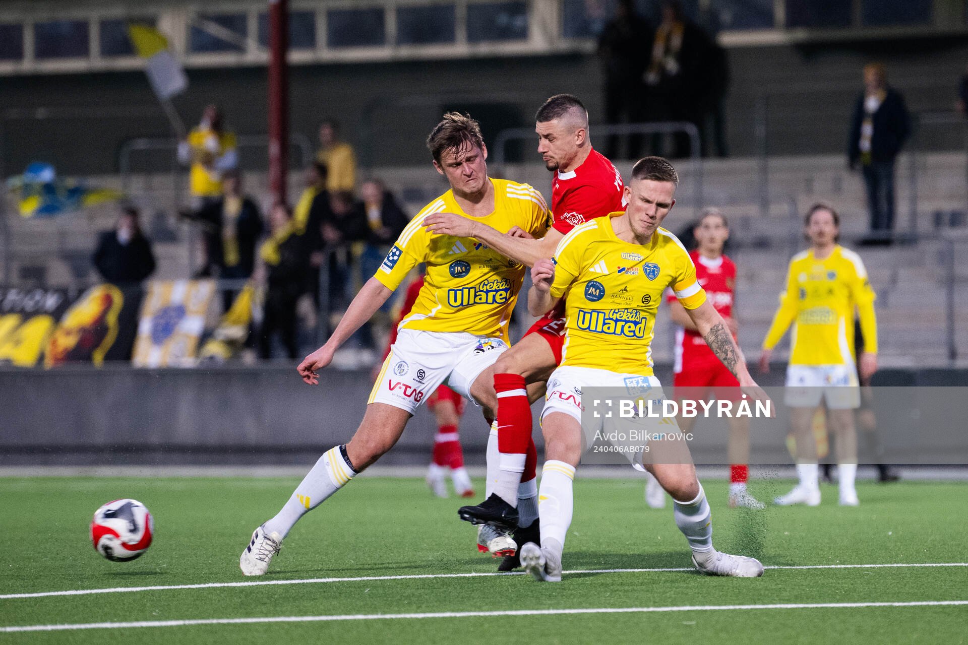 Ariana FCs André Reinholdsson mellan Falkenbergs FFs Tim