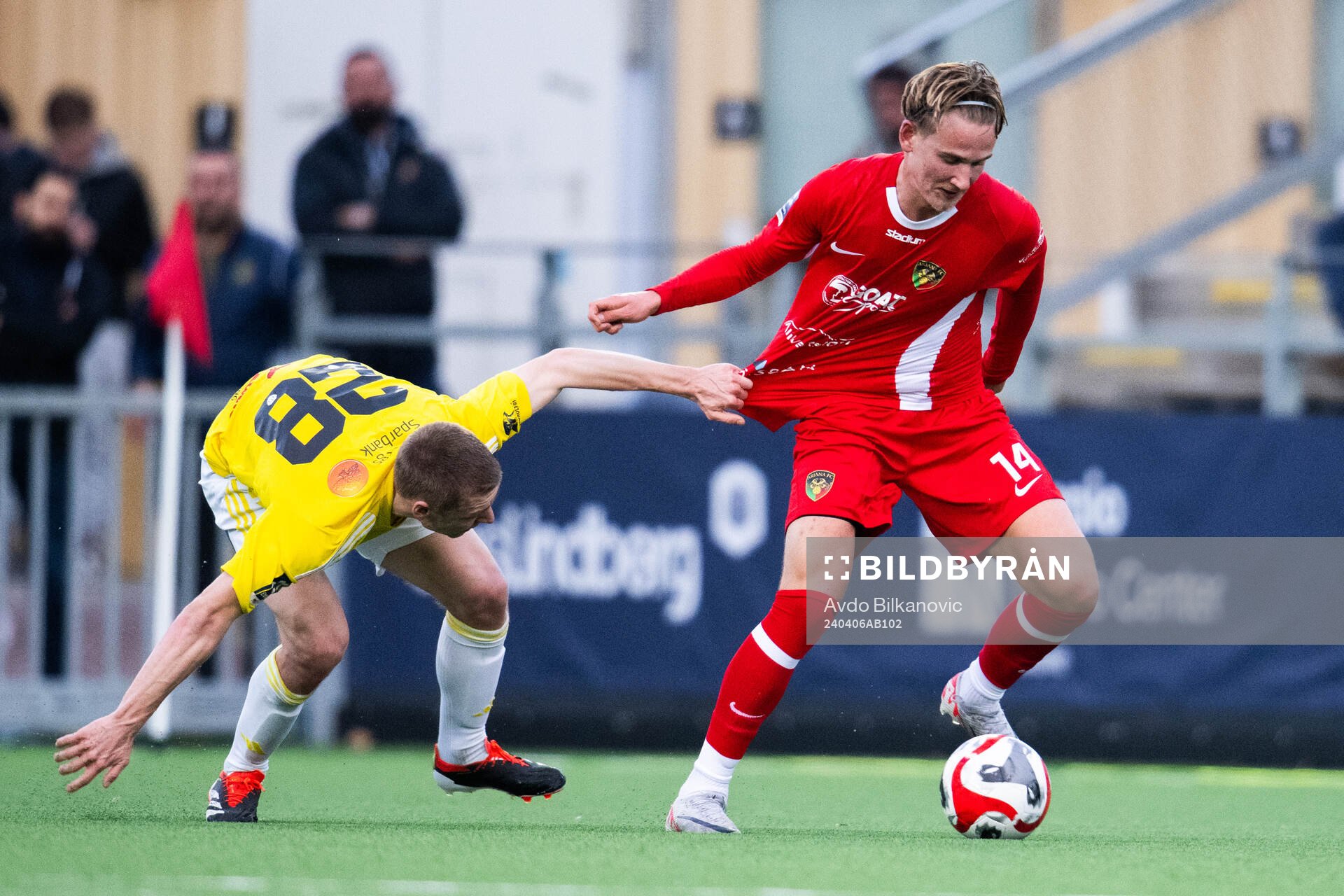 Ariana FCs Lukas Minter Wettergren och Falkenbergs FFs