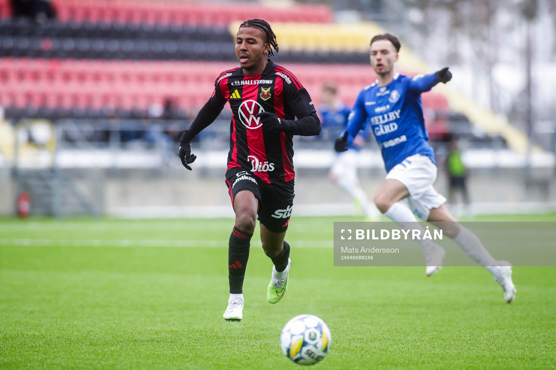 Östersunds Nebiyou Perry under fotbollsmatchen i Superettan mellan Östersund och Trelleborg den 6 april 2024 i Östersund. 