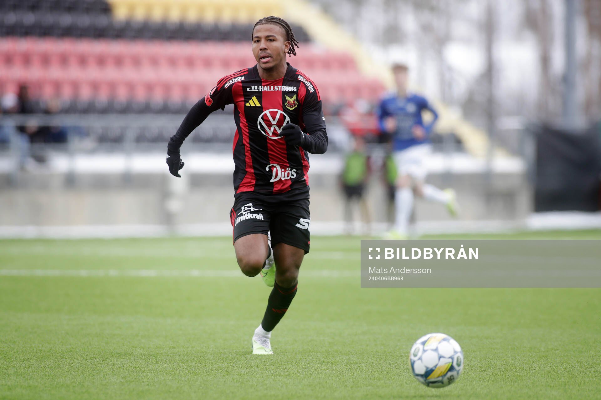 Östersunds Nebiyou Perry under fotbollsmatchen i Superettan mellan Östersund och Trelleborg den 6 april 2024 i Östersund. 