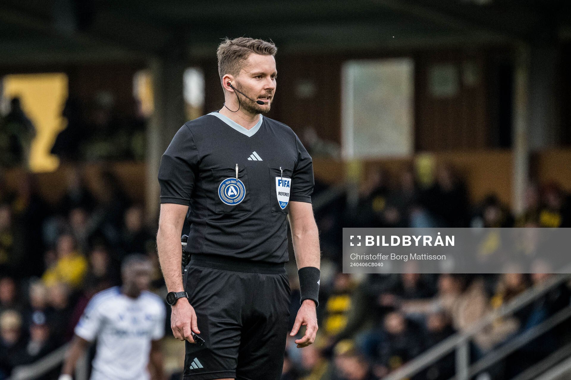 Domare Joakim Östling under fotbollsmatchen i Allsvenskan mellan Mjällby och IFK Norrköping den 6 april 2024 i Hällevik.