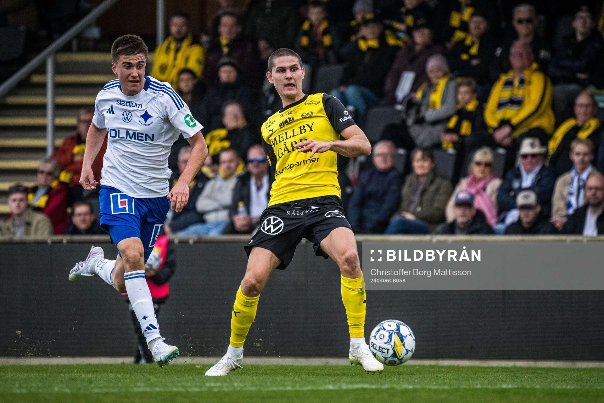 IFK Norrköpings Carl Björk och Mjällbys Rasmus Wikström under fotbollsmatchen i Allsvenskan mellan Mjällby och IFK Norrköping den 6 april 2024 i Hällevik.