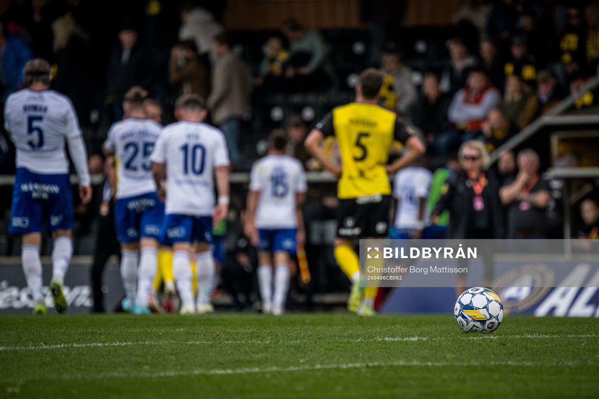 En fotboll ligger på gräsmattan