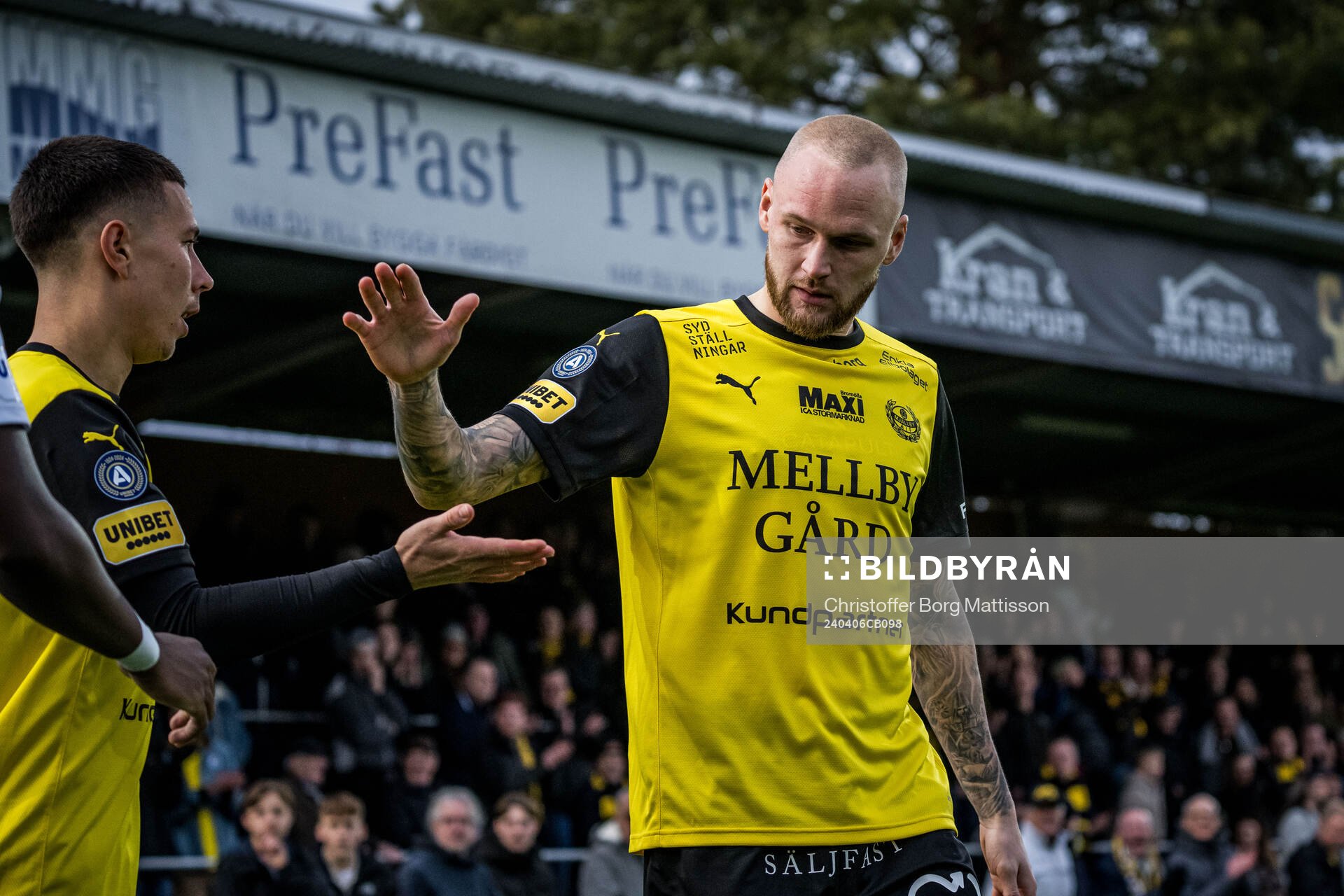 Mjällbys Nicklas Røjkjær och Adam Ståhl under fotbollsmatchen i Allsvenskan mellan Mjällby och IFK Norrköping den 6 april 2024 i Hällevik.