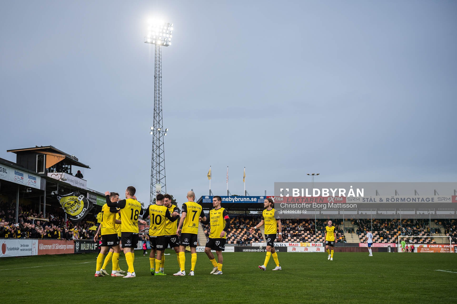 Mjällbys Nicklas Røjkjær jublar med lagkamrater