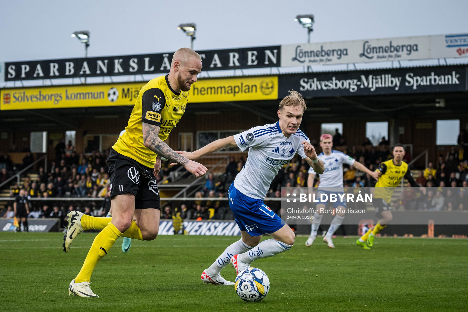Mjällbys Adam Ståhl och IFK Norrköpings Marcus Baggesen under fotbollsmatchen i Allsvenskan mellan Mjällby och IFK Norrköping den 6 april 2024 i Hällevik.