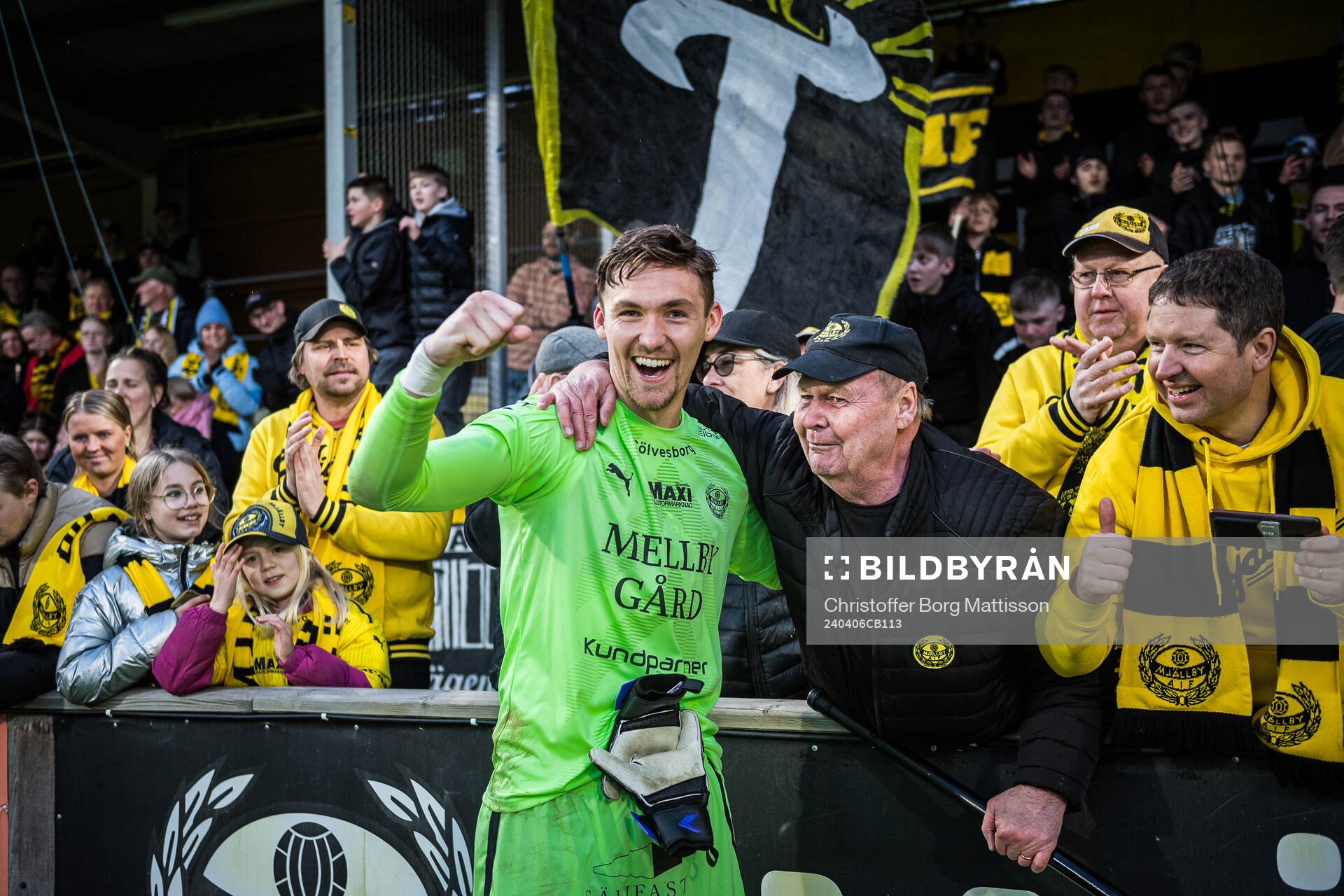 Mjällbys målvakt Noel Törnqvist jublar med supportar