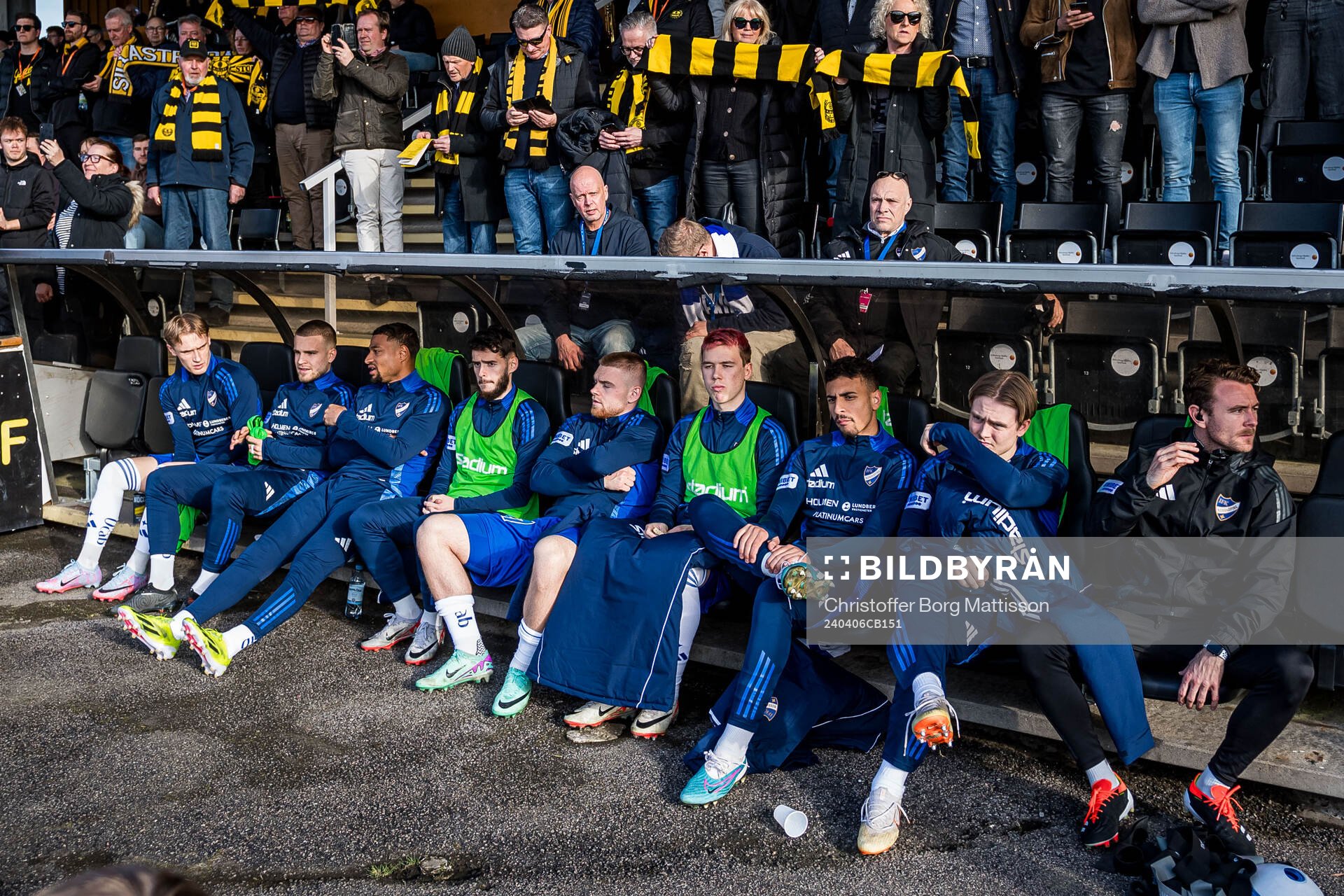 Norrköpings spelarbänk under fotbollsmatchen i Allsvenskan mellan Mjällby och IFK Norrköping den 6 april 2024 i Hällevik.