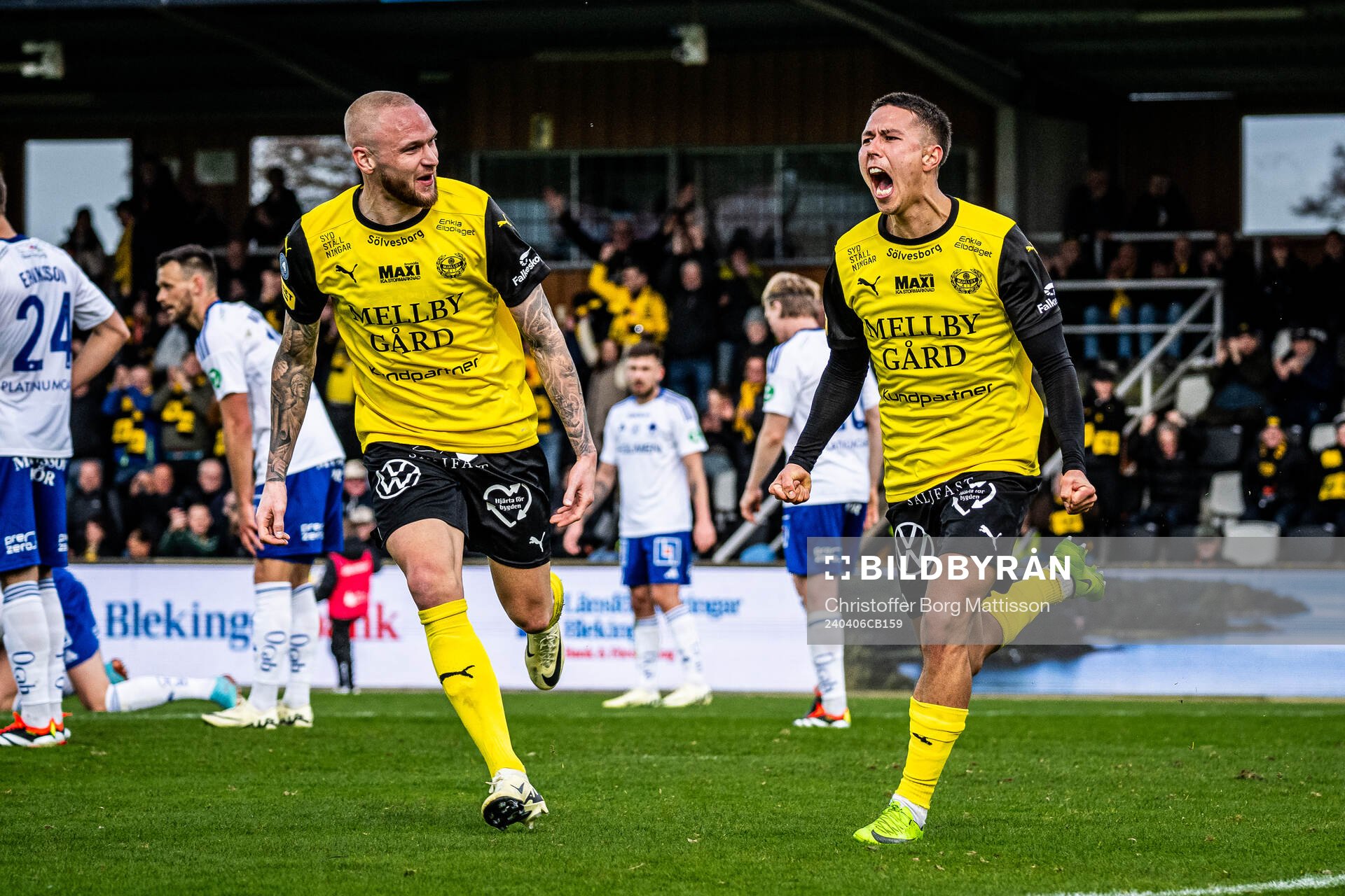 Mjällbys Adam Ståhl och Nicklas Røjkjær jublar