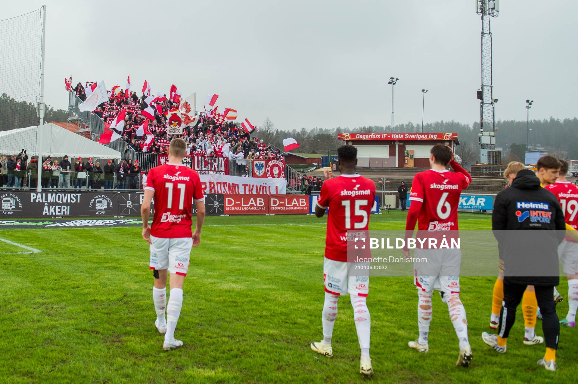Degerfors jublar med supportar