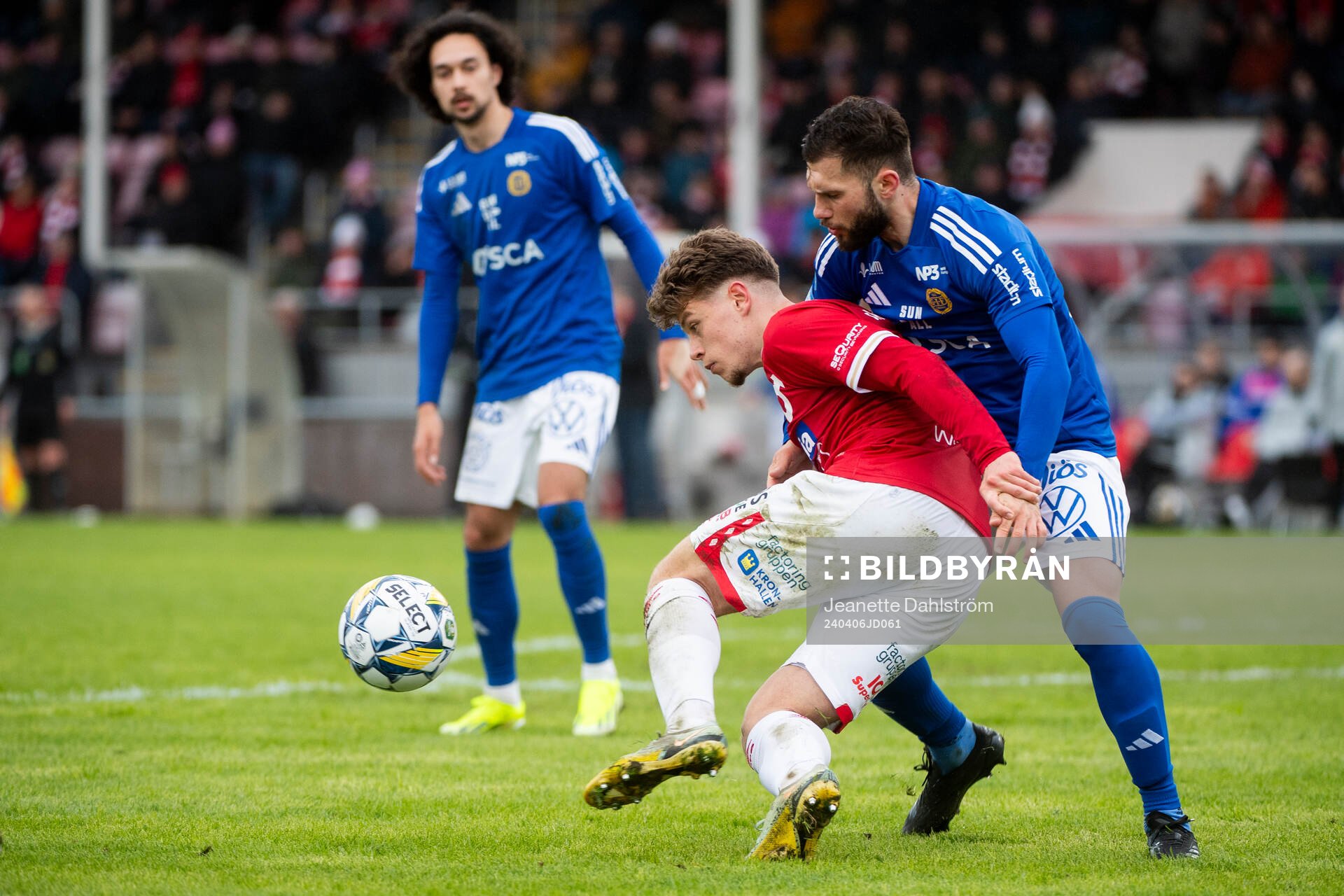 Degerfors Gustav Lindgren och GIF Sundsvalls Amaro Bahtijar under fotbollsmatchen i Superettan mellan Degerfors och GIF Sundsvall den 6 april 2024 i Degerfors.
