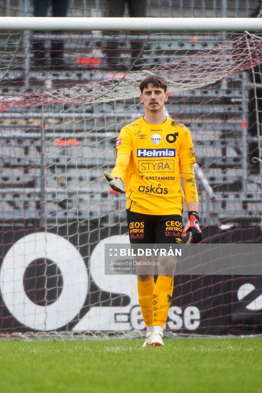 Degerfors målvakt Wille Jakobsson under fotbollsmatchen i Superettan mellan Degerfors och GIF Sundsvall den 6 april 2024 i Degerfors.