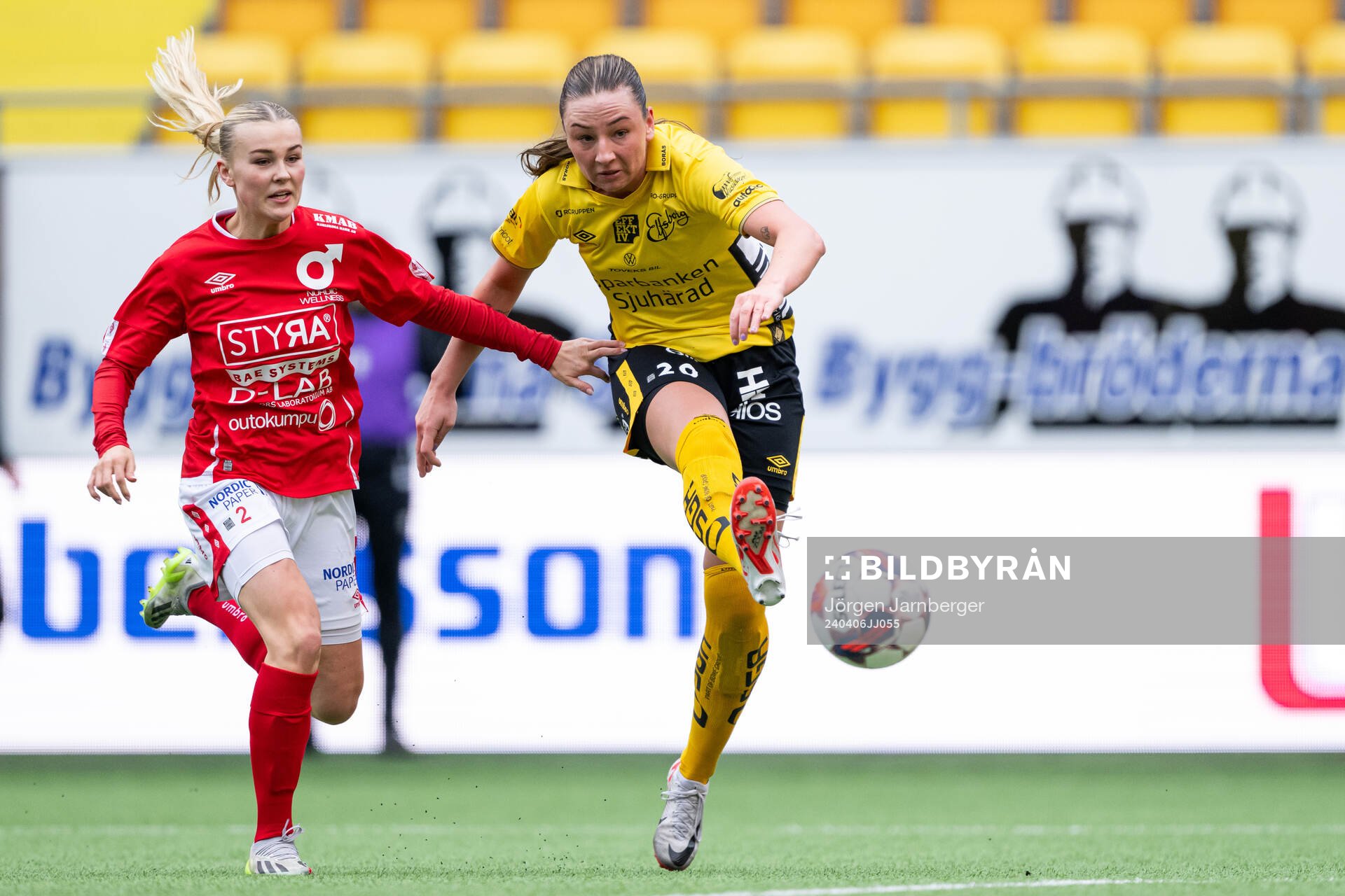 Degerfors Ida Mattsson och Elfsborgs Stina Jensen under fotbollsmatchen i Division 1 Mellersta mellan Elfsborg och Degerfors den 6 april 2024 i Borås. 