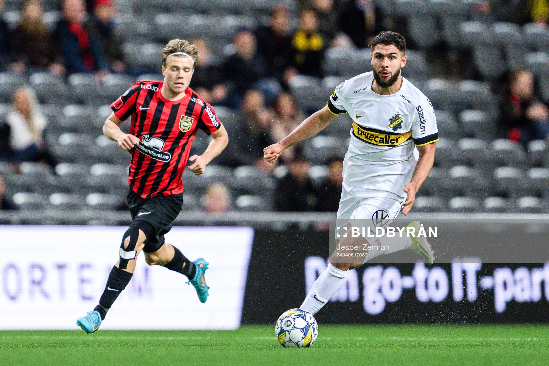 Brommapojkarnas Wilmer Odefalk och AIKs Omar Faraj under fotbollsmatchen i Allsvenskan mellan Brommapojkarna och AIK den 6 april 2024 i Stockholm.